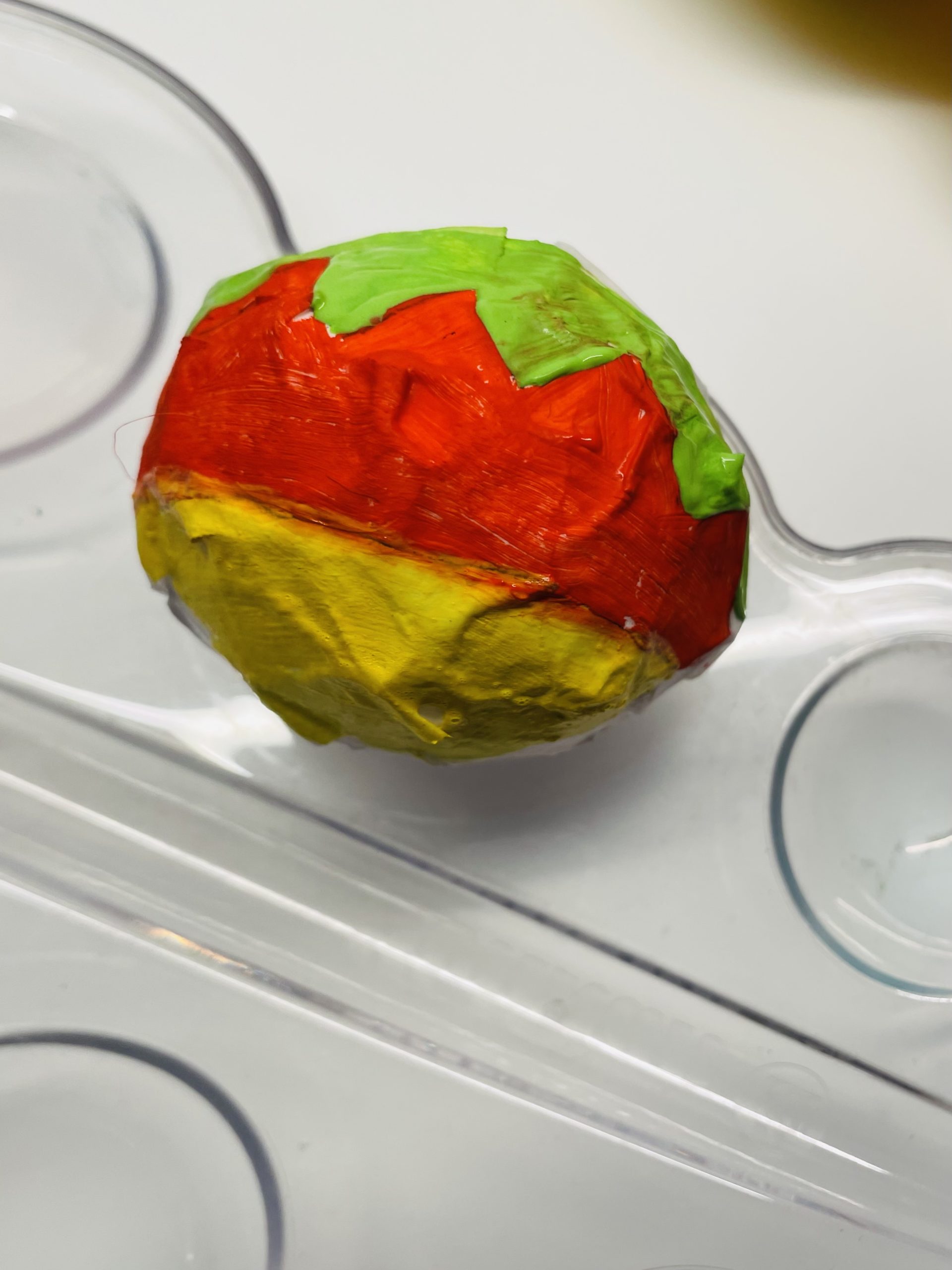 3. Bild zum Schritt 17 für das Bastel- und DIY-Abenteuer für Kinder: 'Anschließend bemalt das Rassel-Ei mit Wasserfarben oder Acrylfarben.'