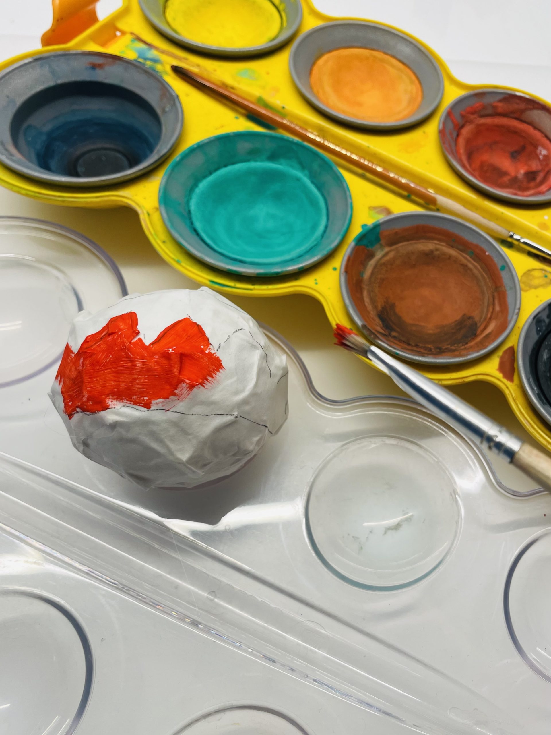 Bild zum Schritt 16 für das Bastel- und DIY-Abenteuer für Kinder: 'Anschließend bemalt das Rassel-Ei mit Wasserfarben oder Acrylfarben.'