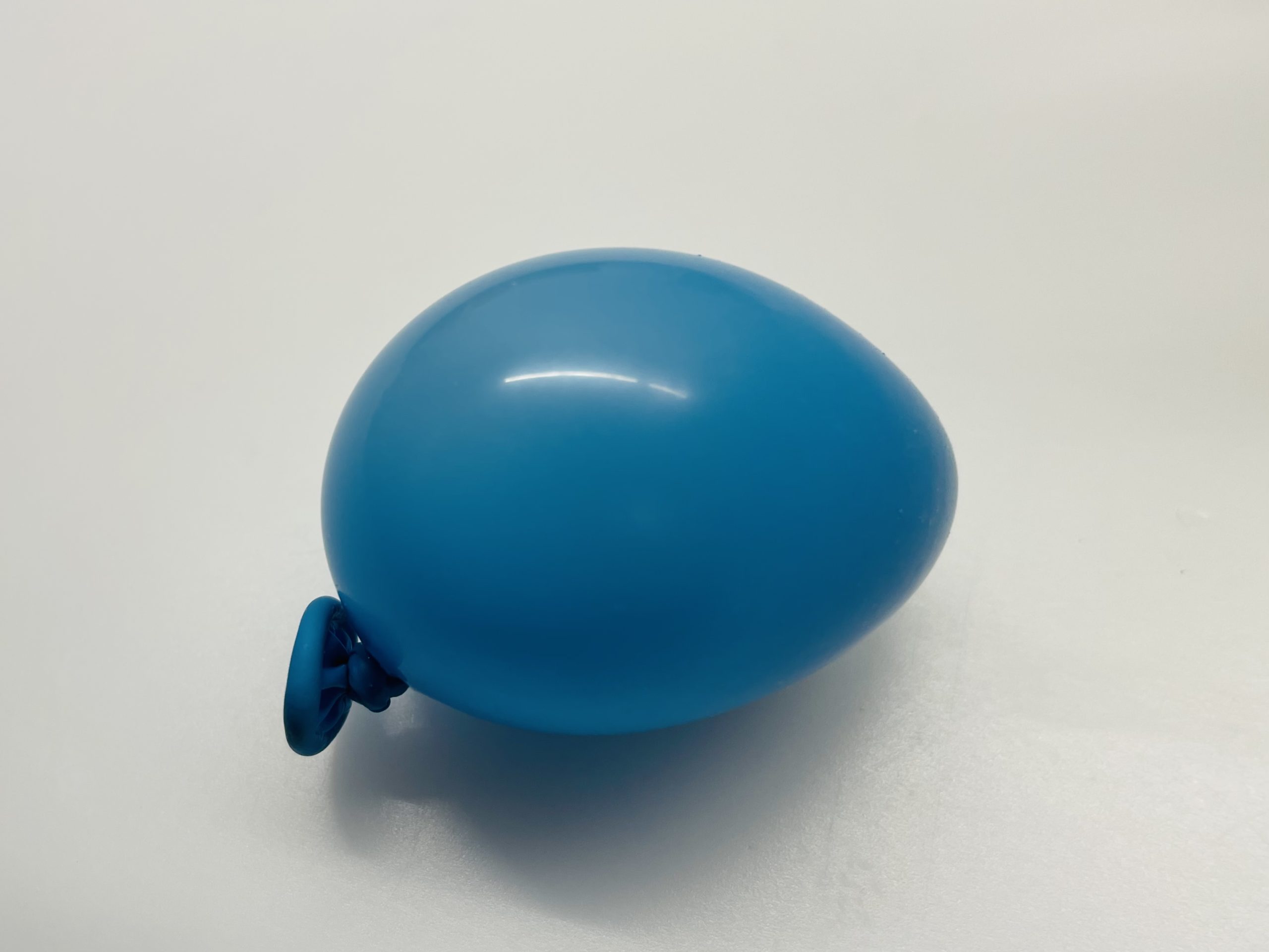Bild zum Schritt 4 für das Bastel- und DIY-Abenteuer für Kinder: 'Dann blast ihr den Ballon auf und knotet ihn zu.'