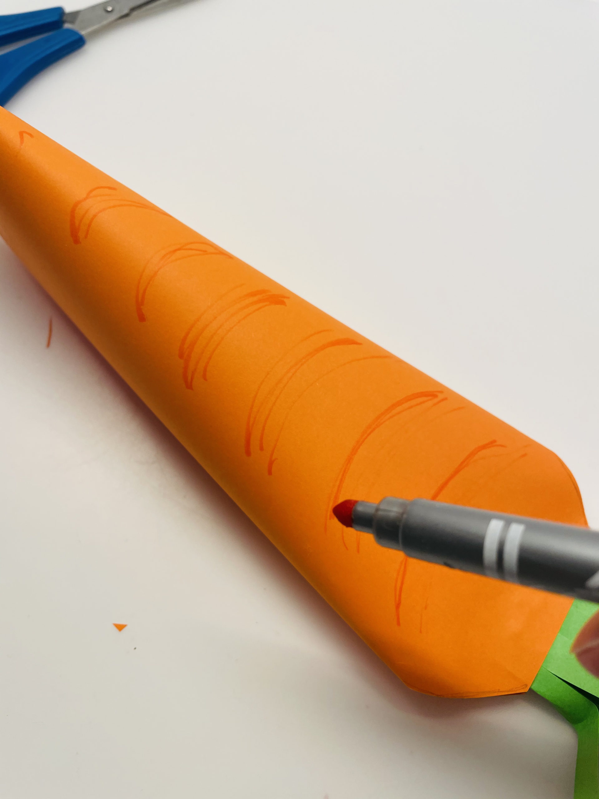 Bild zum Schritt 21 für das Bastel- und DIY-Abenteuer für Kinder: 'Bemalt nun die Karotte mit einem orangen Stift, so wirkt...'