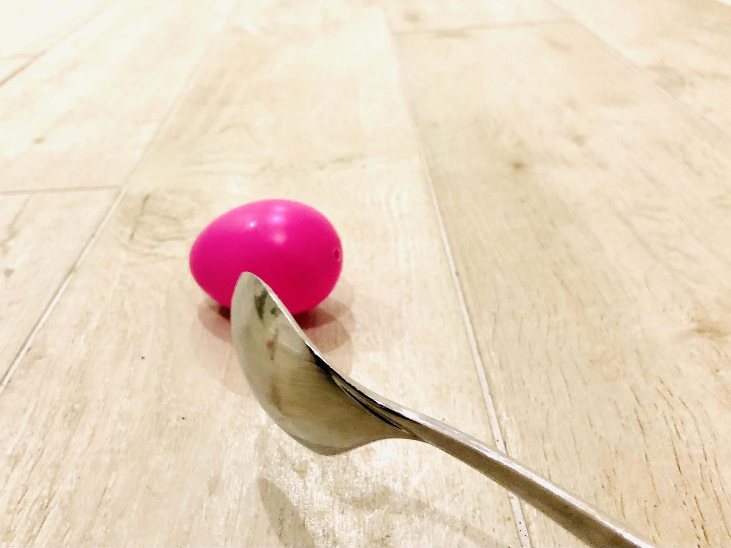Bild zum Schritt 14 für das Bastel- und DIY-Abenteuer für Kinder: 'Rollt nun einmal die Eier, indem ihr sie mit einem...'