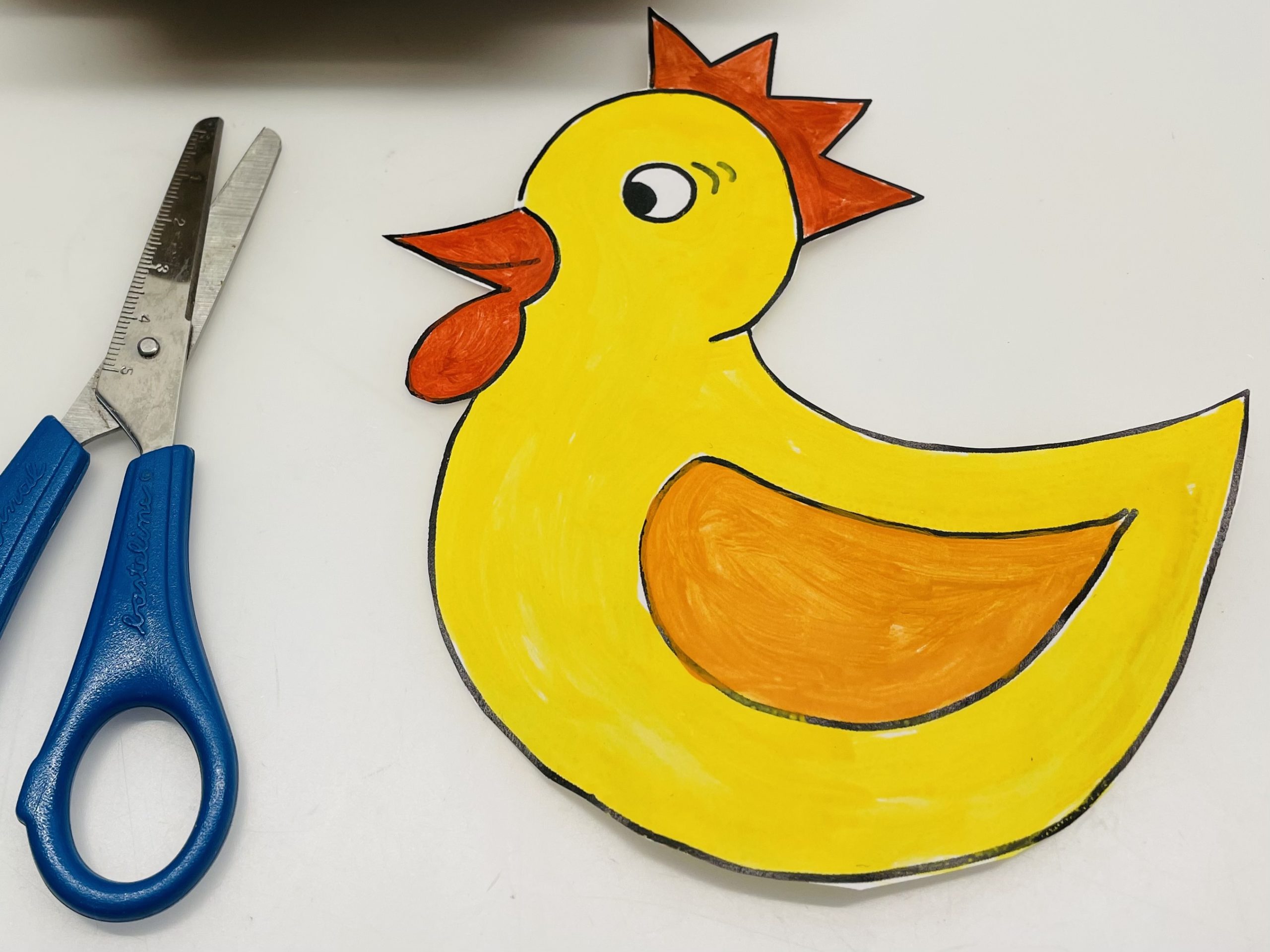 Bild zum Schritt 7 für das Bastel- und DIY-Abenteuer für Kinder: 'Dann schneidet ihr das Huhn mit der Schere aus.'