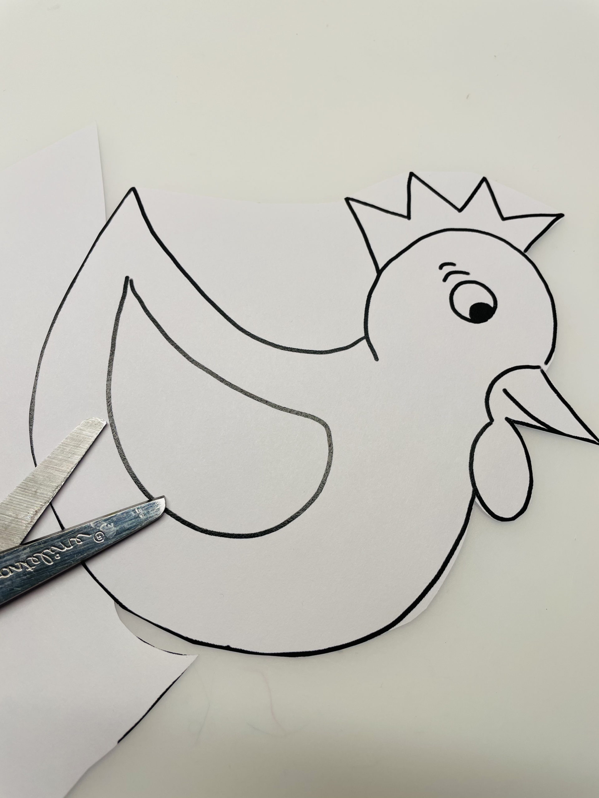 Bild zum Schritt 21 für das Bastel- und DIY-Abenteuer für Kinder: 'Schneidet die Huhn Vorlage aus. Wenn ihr Vorder- und Rückseite...'