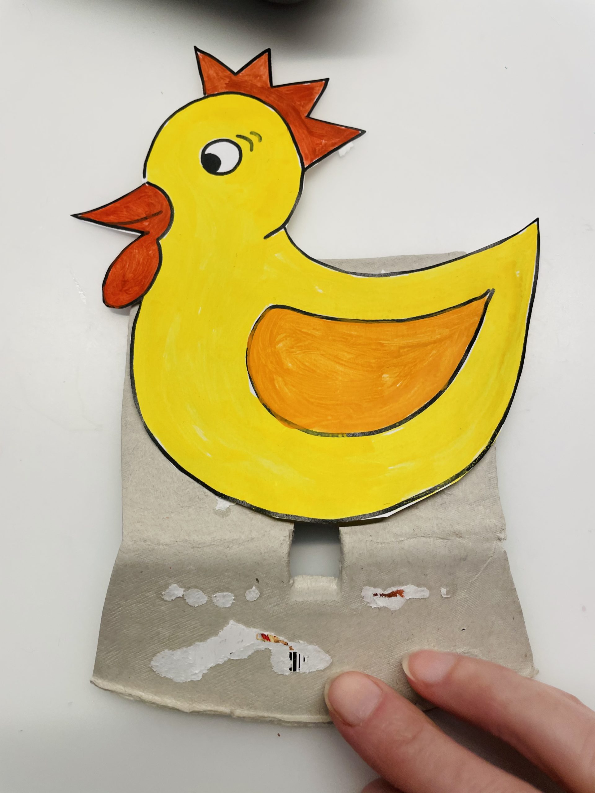Bild zum Schritt 12 für das Bastel- und DIY-Abenteuer für Kinder: 'Legt das Huhn auf das ausgeschnittene Stück des Deckels und...'