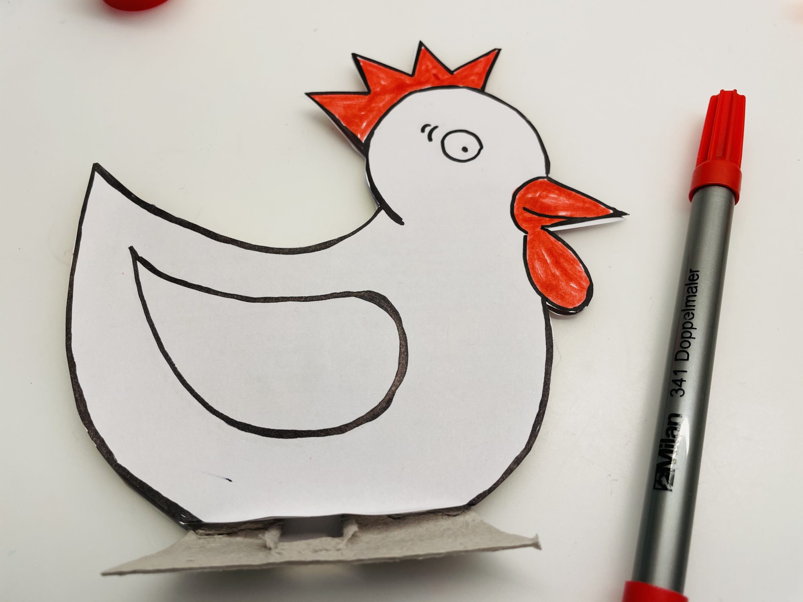2. Bild zum Schritt 24 für das Bastel- und DIY-Abenteuer für Kinder: 'Jetzt malt ihr das Huhn mit Filzstiften oder Buntstiften aus.'