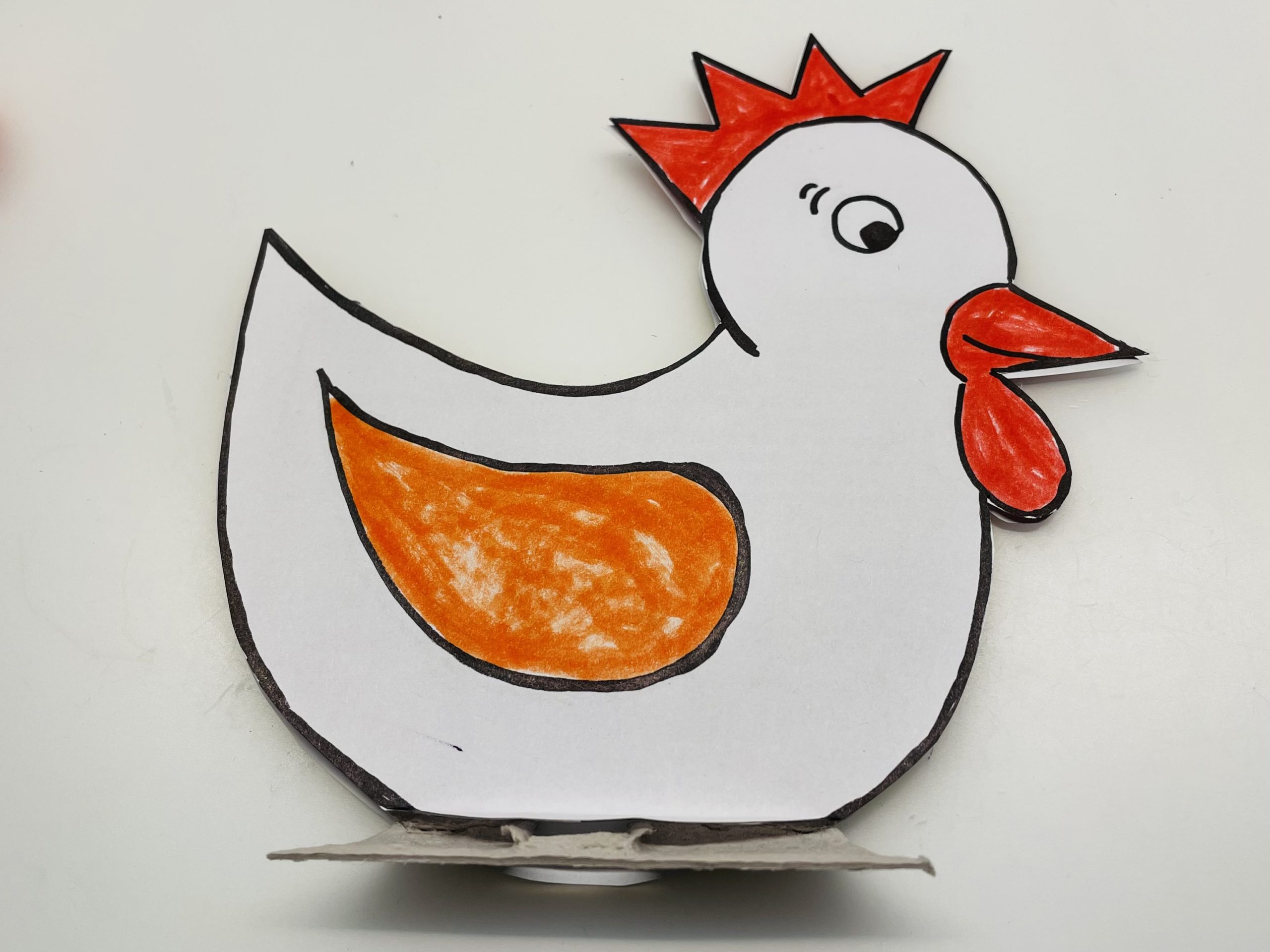3. Bild zum Schritt 25 für das Bastel- und DIY-Abenteuer für Kinder: 'Jetzt malt ihr das Huhn mit Filzstiften oder Buntstiften aus.'