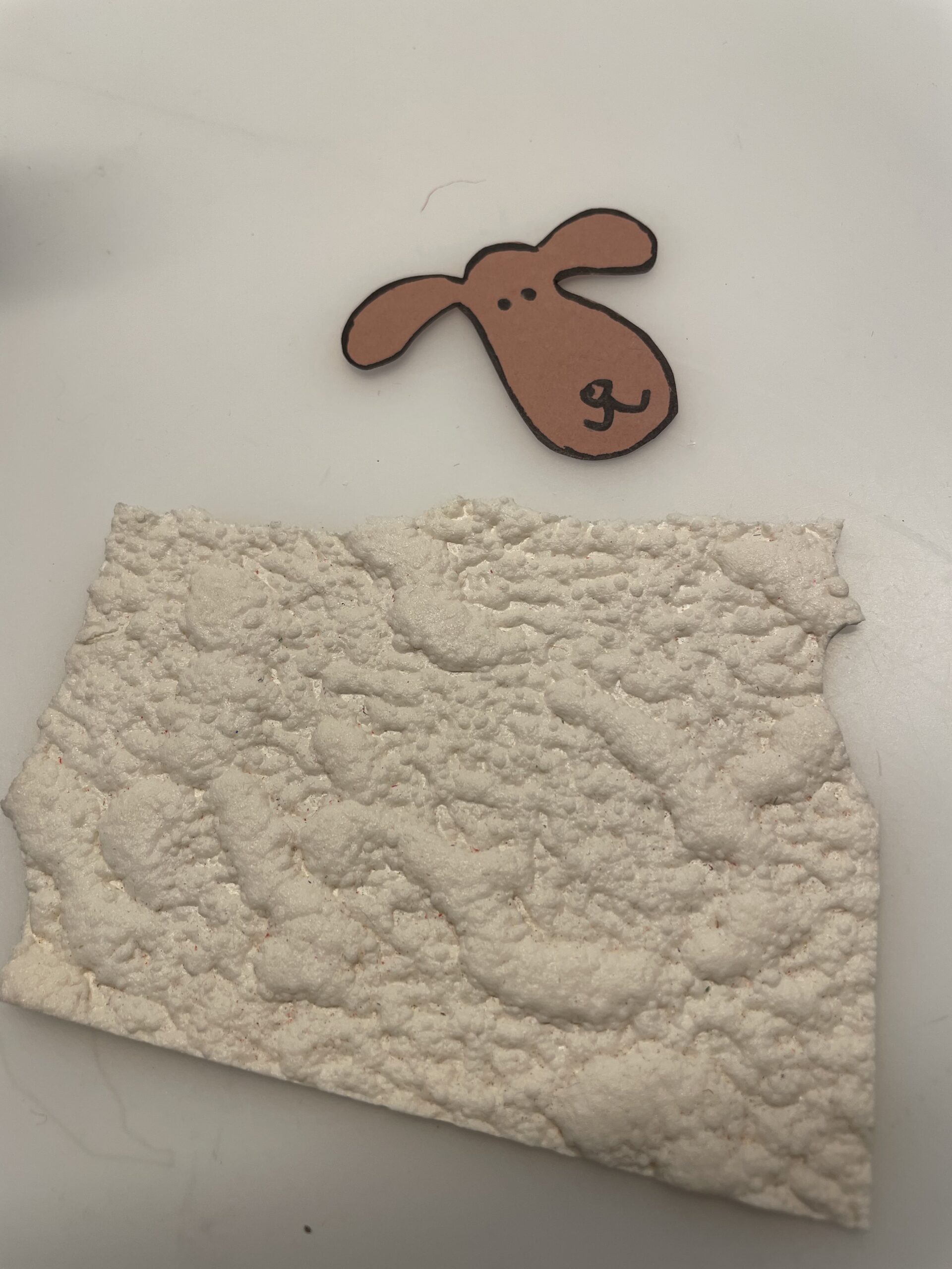 2. Bild zum Schritt 2 für das Bastel- und DIY-Abenteuer für Kinder: 'Malt euch auf einem braunen Tonpapier den Kopf des Schafes...'