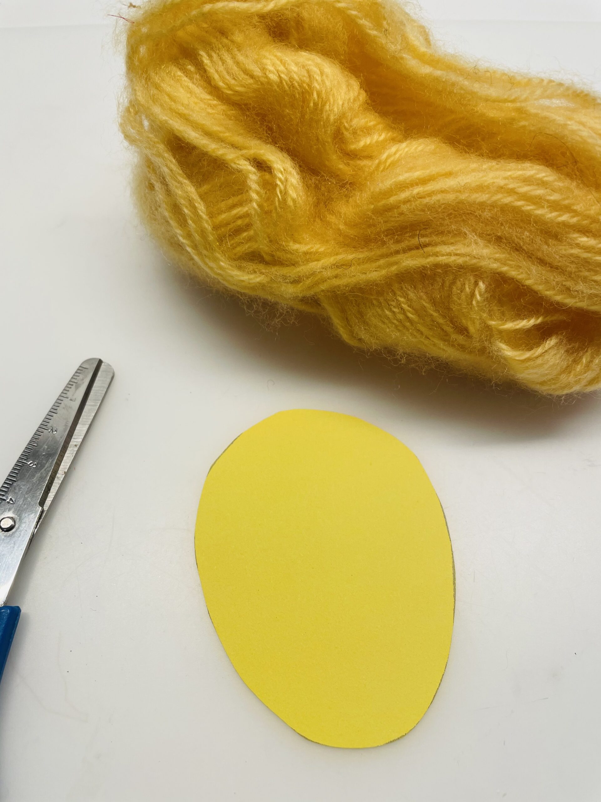 Bild zum Schritt 2 für das Bastel- und DIY-Abenteuer für Kinder: 'Nehmt nun die gelbe Wolle.'