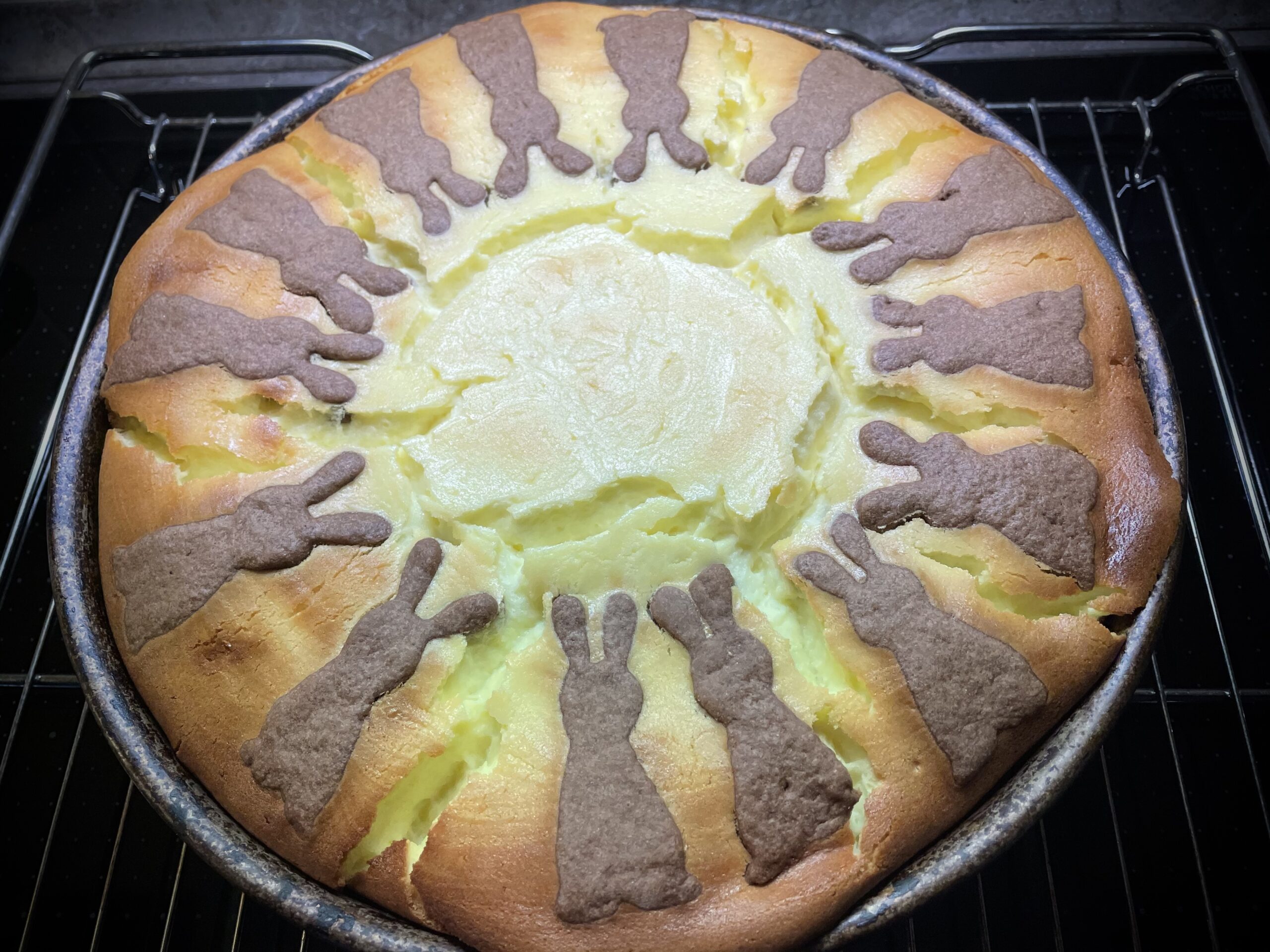 Bild zum Schritt 15 für die Kinder-Beschäftigung: 'Den fertigen Kuchen lasst ihr in der Kuchenform auskühlen! Die...'