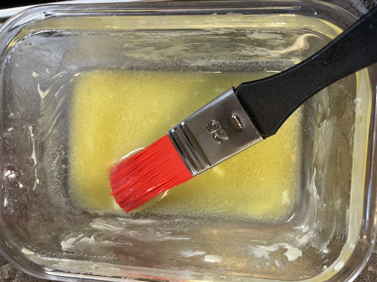 Bild zum Schritt 7 für das Bastel- und DIY-Abenteuer für Kinder: 'Jetzt erwärmt ihr die Butter in einer Schüssel, so dass...'