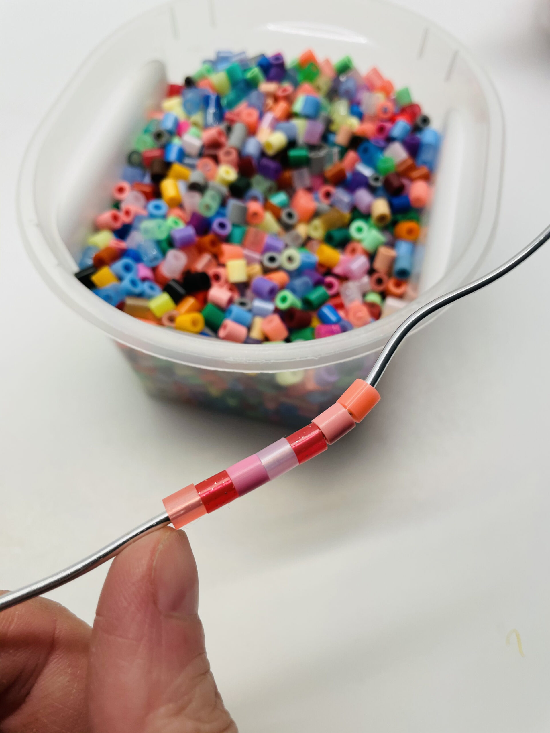 Bild zum Schritt 4 für das Bastel- und DIY-Abenteuer für Kinder: 'Ihr könnt z.B. Bügelperlen in ähnlichen Farbtönen verwenden, wie hier...'