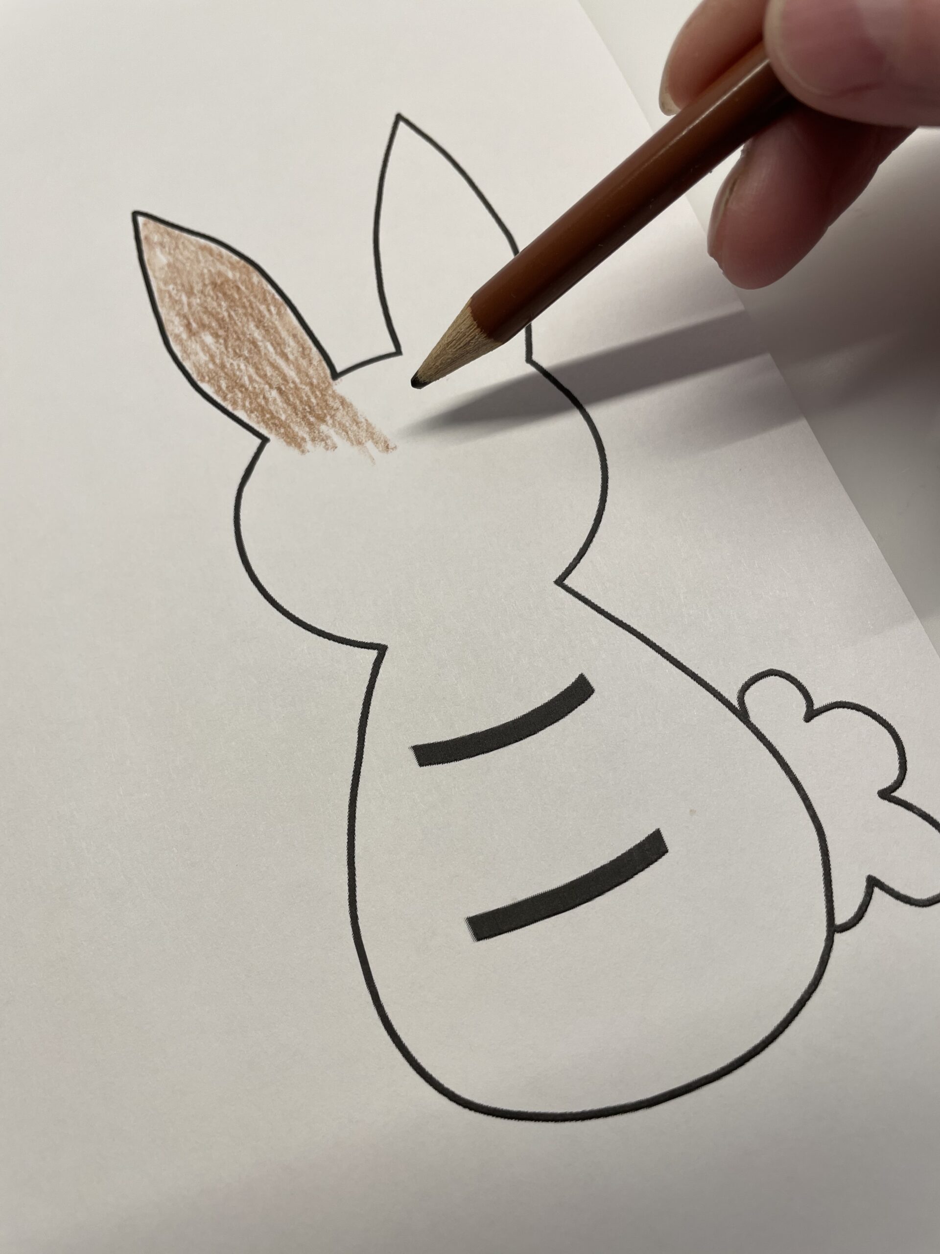 Bild zum Schritt 2 für das Bastel- und DIY-Abenteuer für Kinder: 'Dann malt ihr den Hasen mit Bunt- oder Filzstiften aus....'