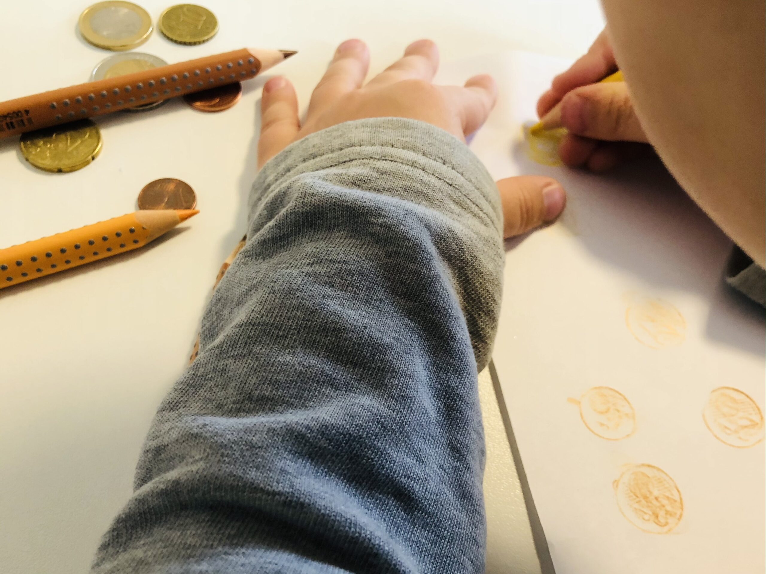 Bild zum Schritt 5 für das Bastel- und DIY-Abenteuer für Kinder: 'Malt so mehrere Münzen und wechselt die Farben je nach...'