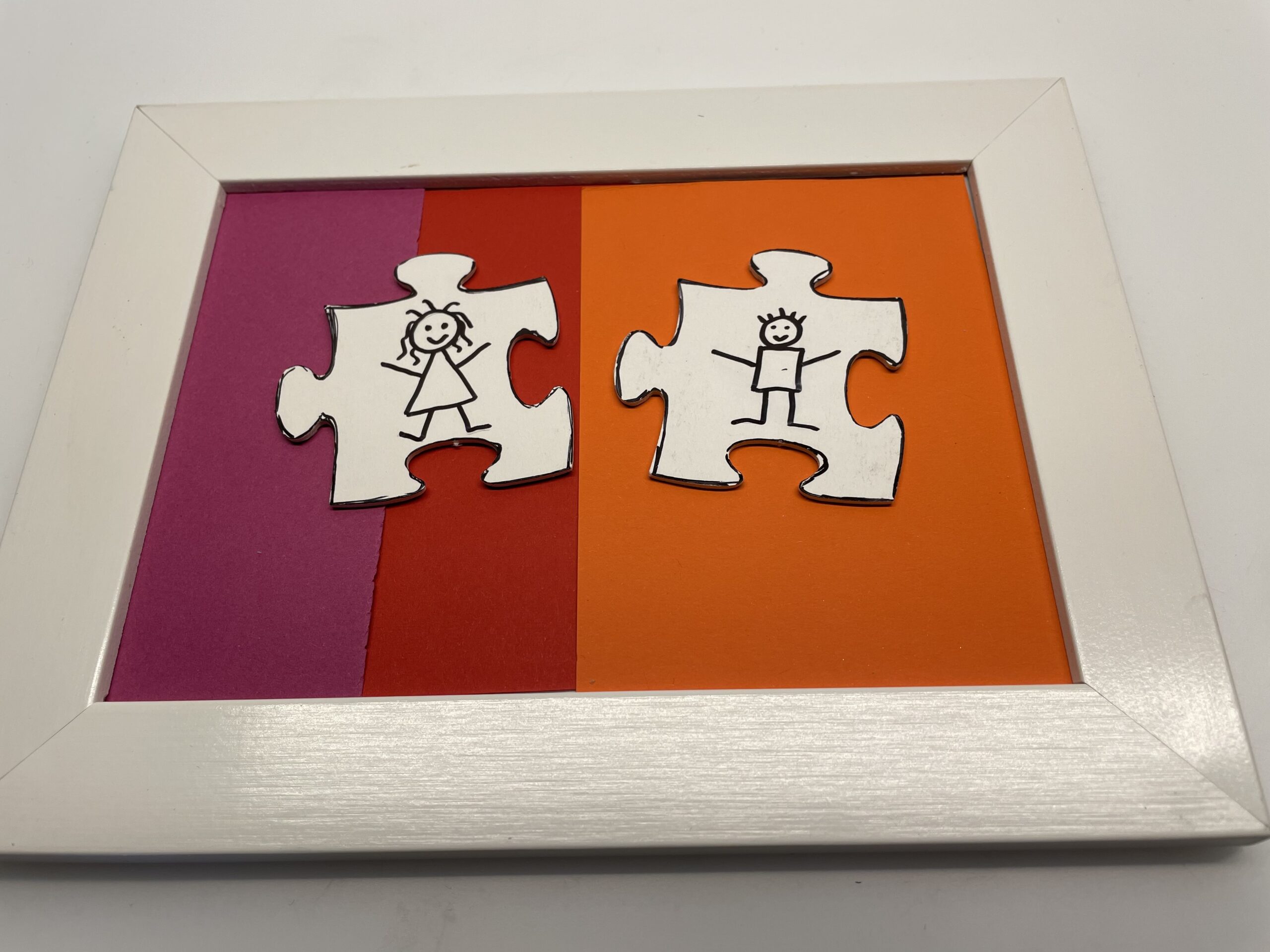 Bild zum Schritt 10 für das Bastel- und DIY-Abenteuer für Kinder: 'Jetzt legt ihr die Puzzleteile auf den Rahmen.'
