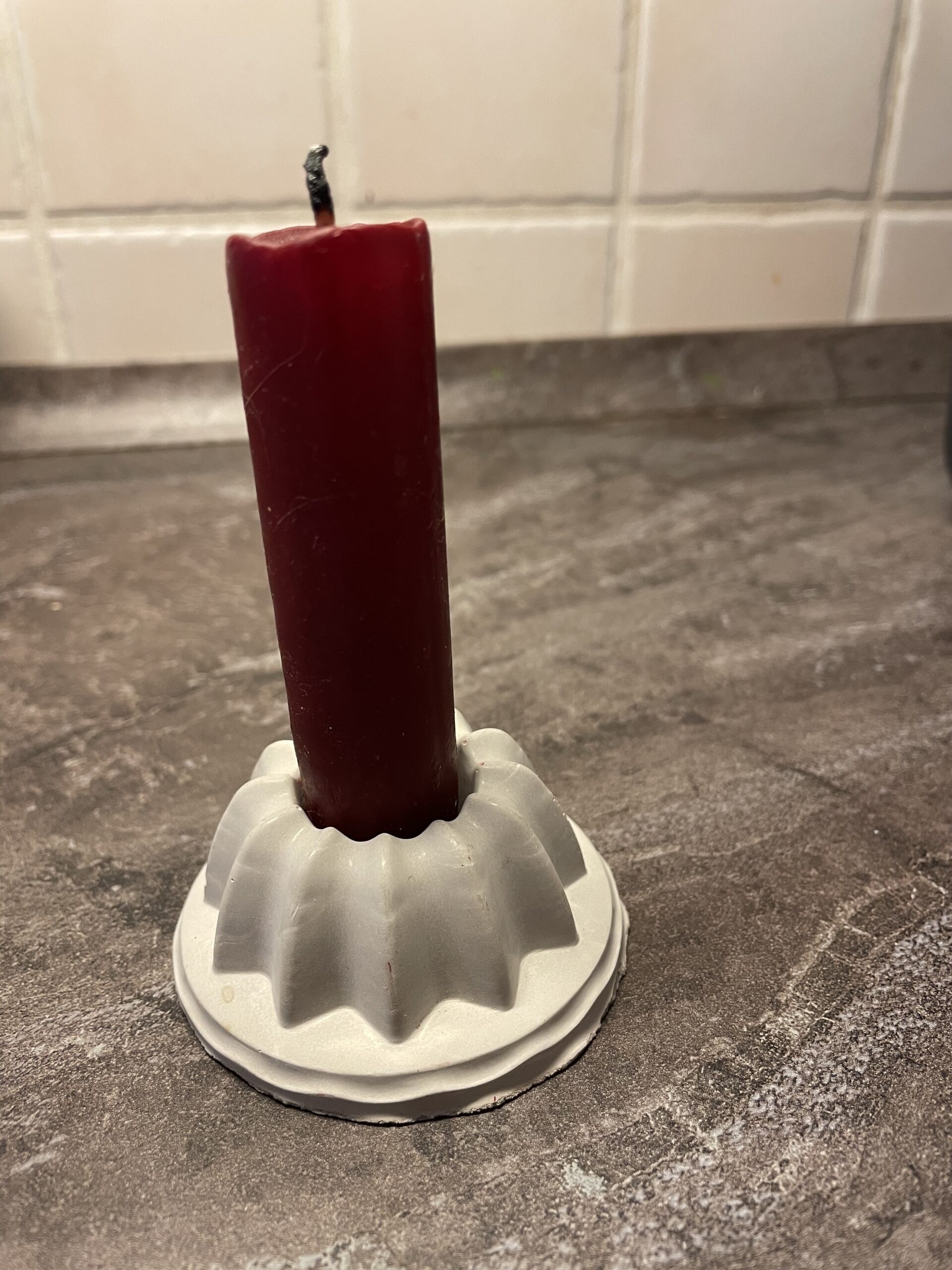 Bild zum Schritt 14 für das Bastel- und DIY-Abenteuer für Kinder: 'Abschließend stellt ihr eine schlanke Kerze in der Mitte des...'