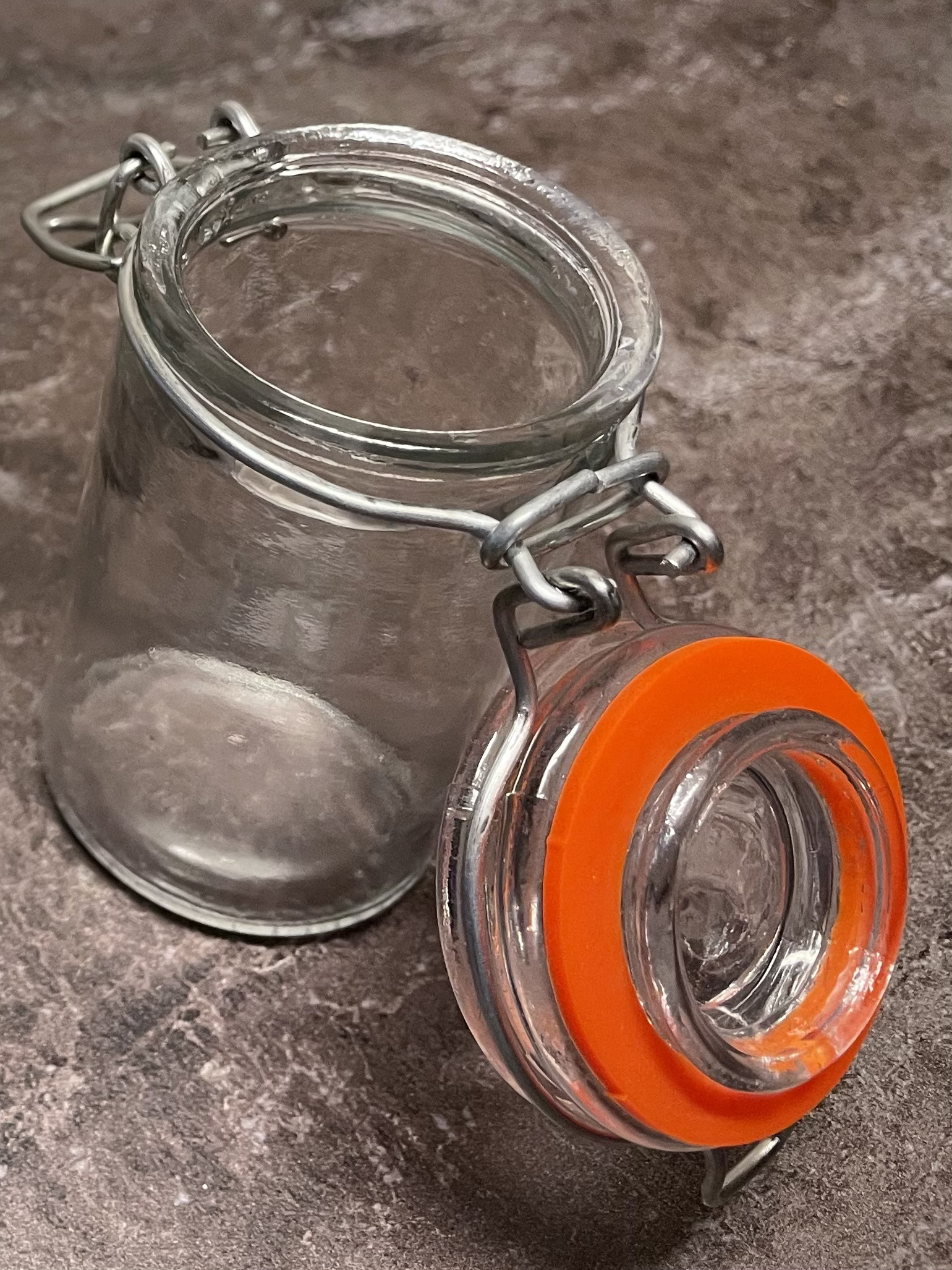 Bild zum Schritt 10 für das Bastel- und DIY-Abenteuer für Kinder: 'Füllt das Kräutersalz in ein leeres Gewürzglas.'