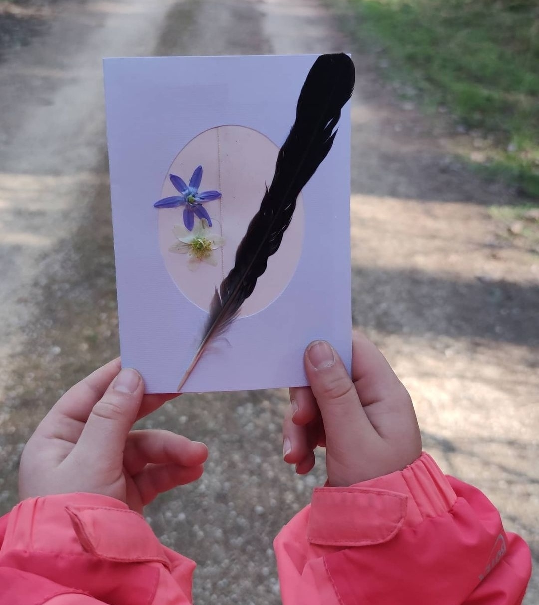 Bild zum Schritt 9 für das Bastel- und DIY-Abenteuer für Kinder: 'Hierfür faltest du zuerst eine Faltkarte. Zeichne dafür die Postkarte...'