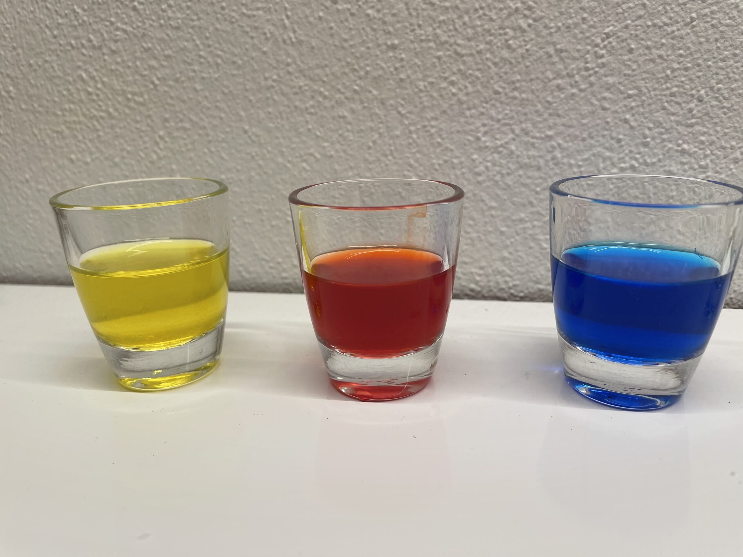 Bild zum Schritt 11 für das Bastel- und DIY-Abenteuer für Kinder: 'So erhaltet ihr drei Gläser mit leuchtenden Wasserfarben.'