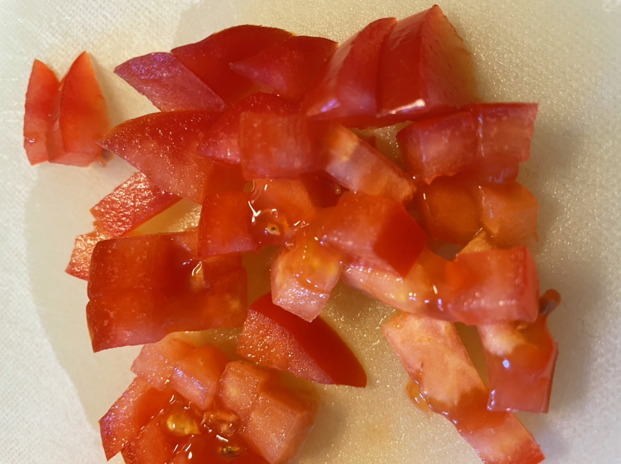 Bild zum Schritt 4 für das Bastel- und DIY-Abenteuer für Kinder: 'Dann schneidet ihr eine Tomate in kleine Würfel.'