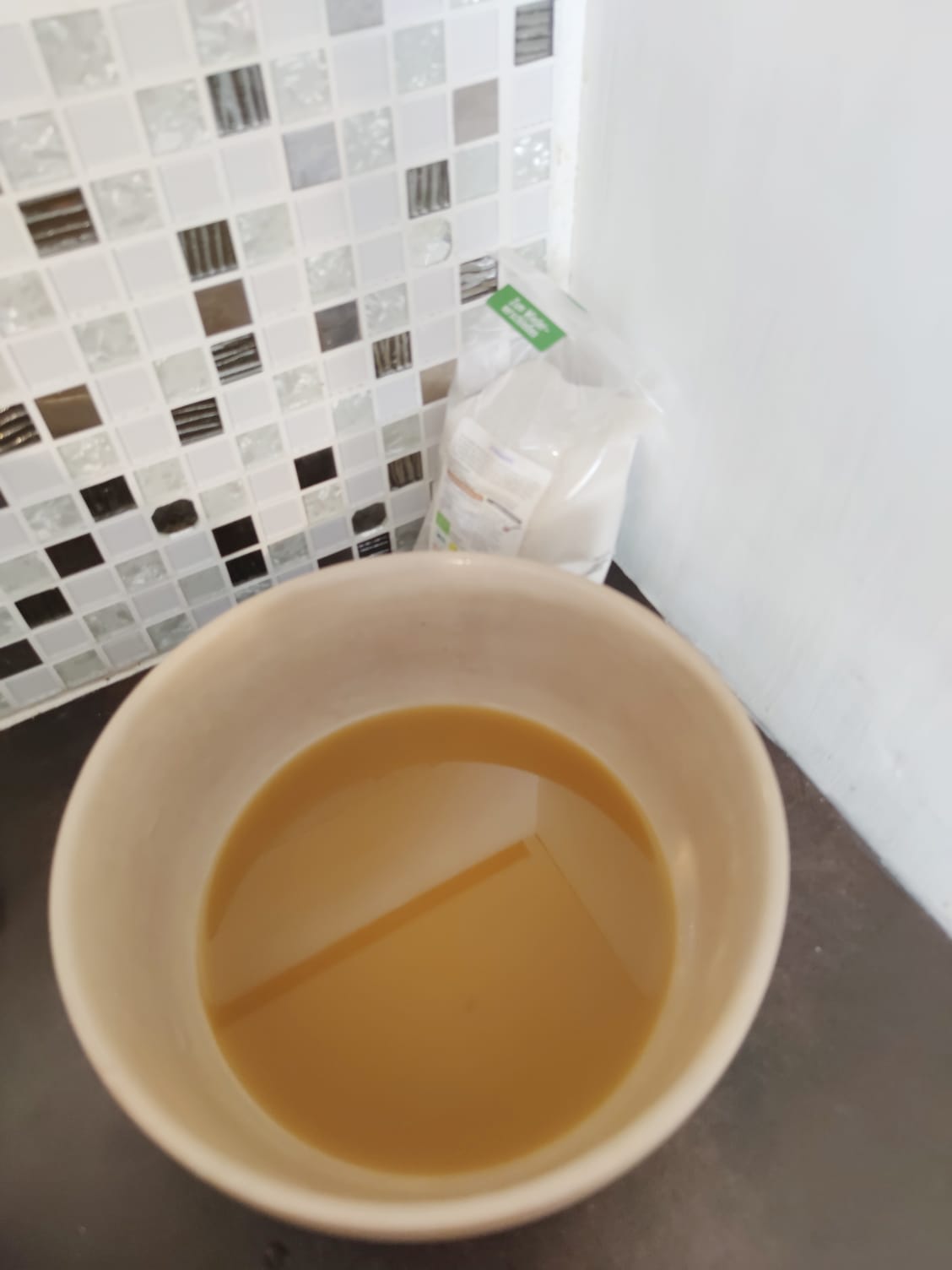 Bild zum Schritt 10 für das Bastel- und DIY-Abenteuer für Kinder: 'In das gefilterte Löwenzahnwasser gebt ihr nun den Zucker.'