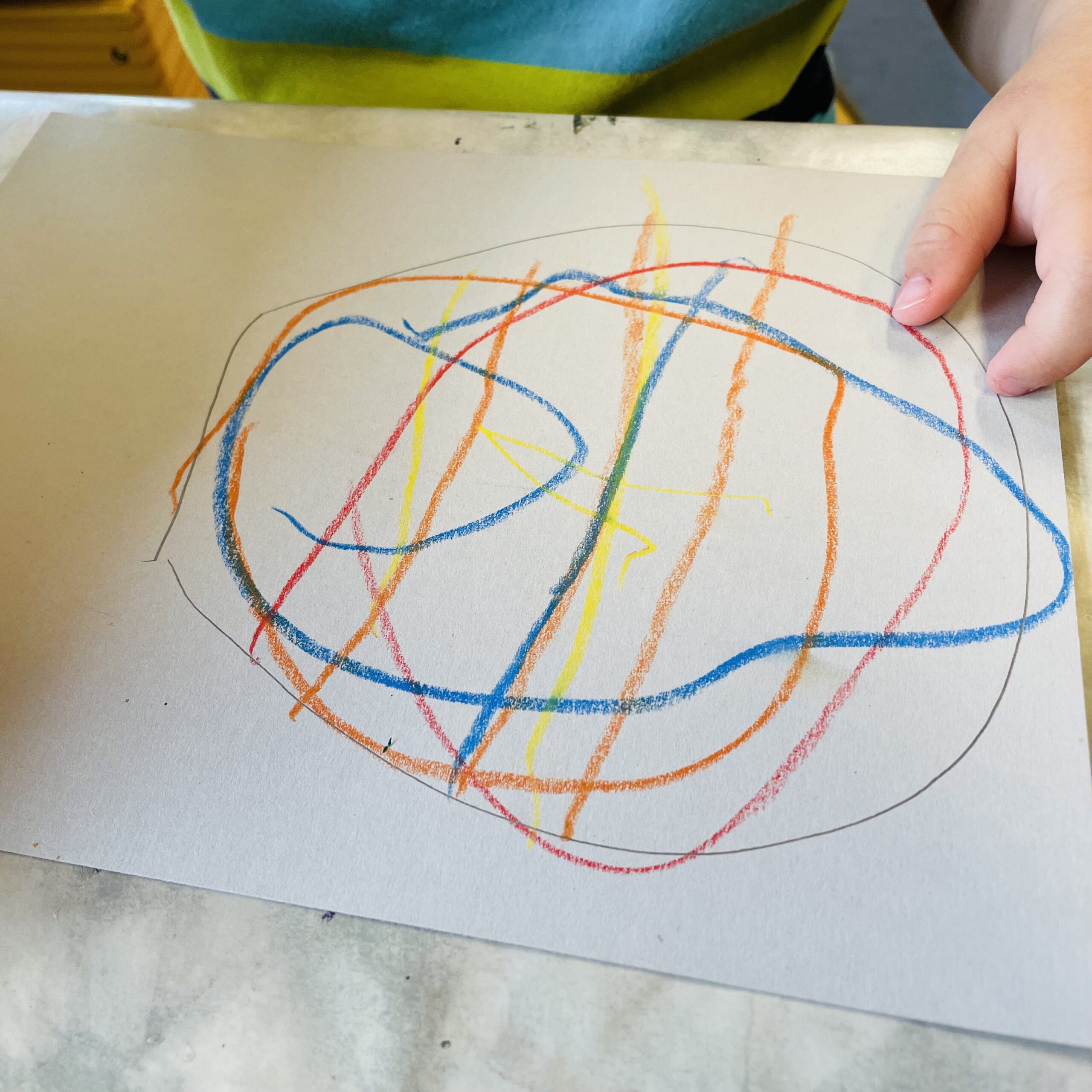 Bild zum Schritt 4 für das Bastel- und DIY-Abenteuer für Kinder: 'Malt z.B. Streifen, Kreise oder lasst malt sie einfach komplett...'