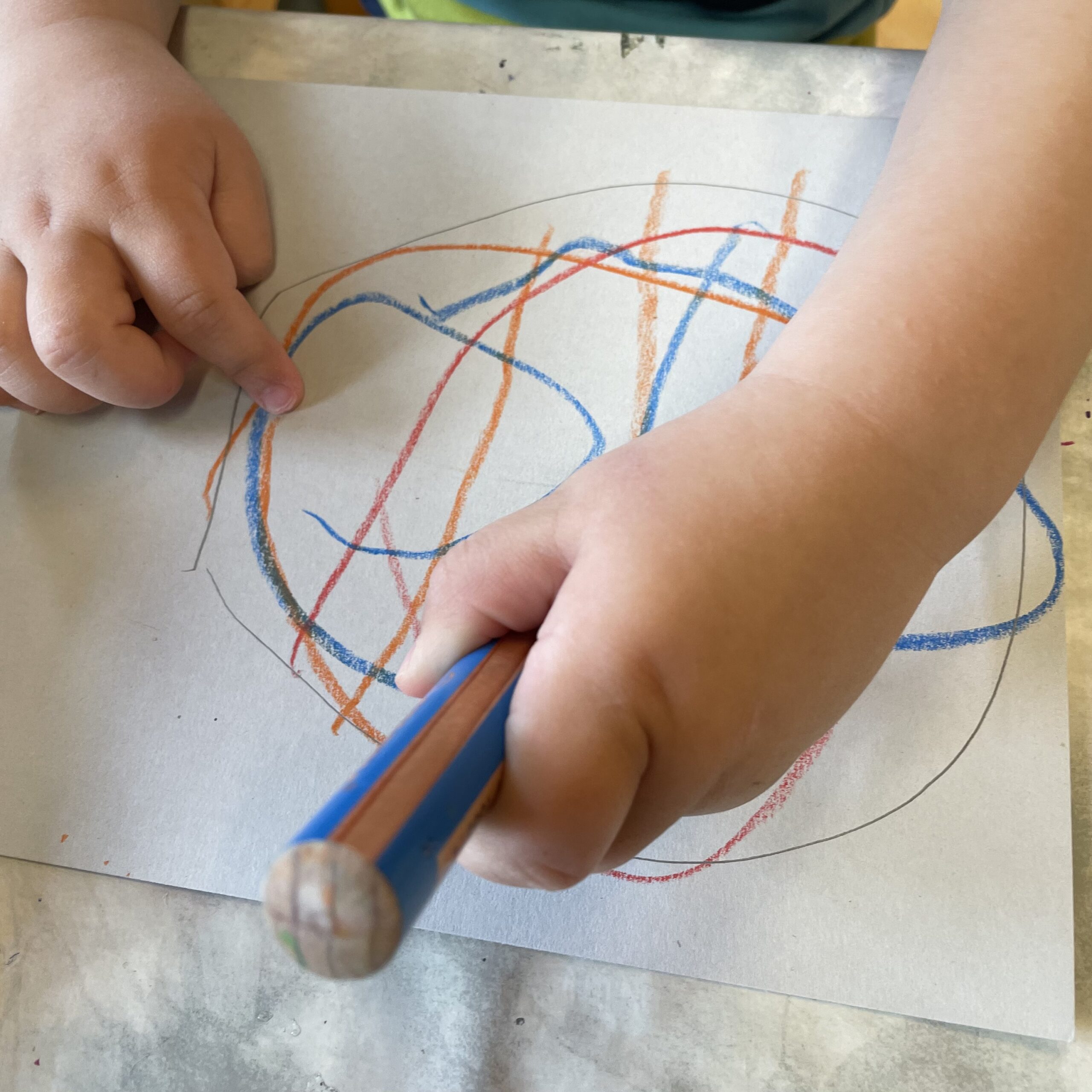Bild zum Schritt 3 für das Bastel- und DIY-Abenteuer für Kinder: 'Helft deshalb ggf. nur beim Malen der Grundform mit. Das...'