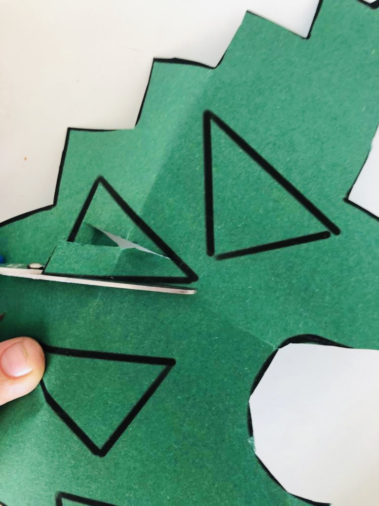 Bild zum Schritt 8 für das Bastel- und DIY-Abenteuer für Kinder: 'Schneidet ebenso alle Dreiecken heraus.'