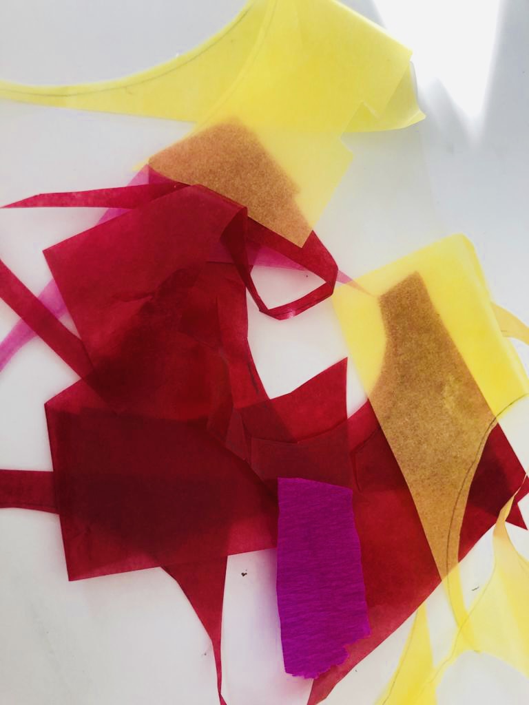 Bild zum Schritt 19 für das Bastel- und DIY-Abenteuer für Kinder: 'Verwendet Reste aus Transparentpapier zum Bekleben der Ausschnitte.'