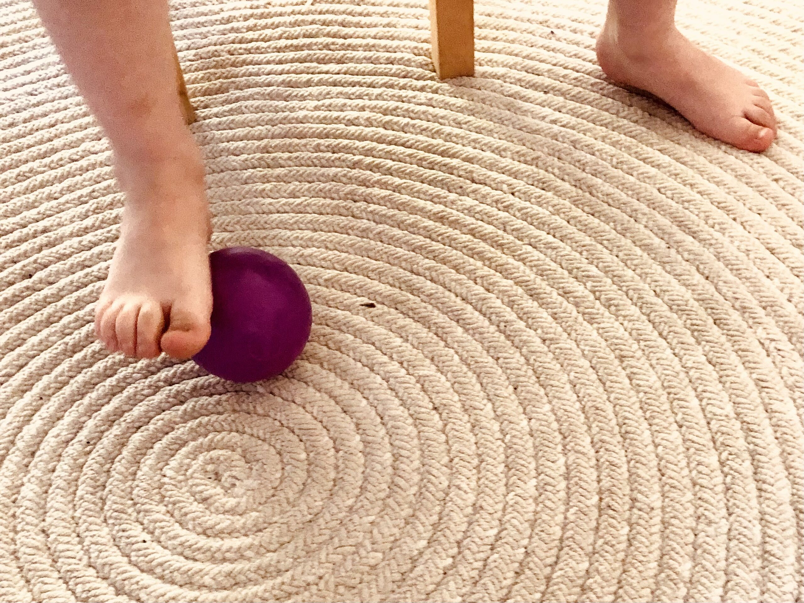 Bild zum Schritt 19 für das Bastel- und DIY-Abenteuer für Kinder: 'Zum Abschluss massiert ihr eure Füße mit einem Ball. Dafür...'