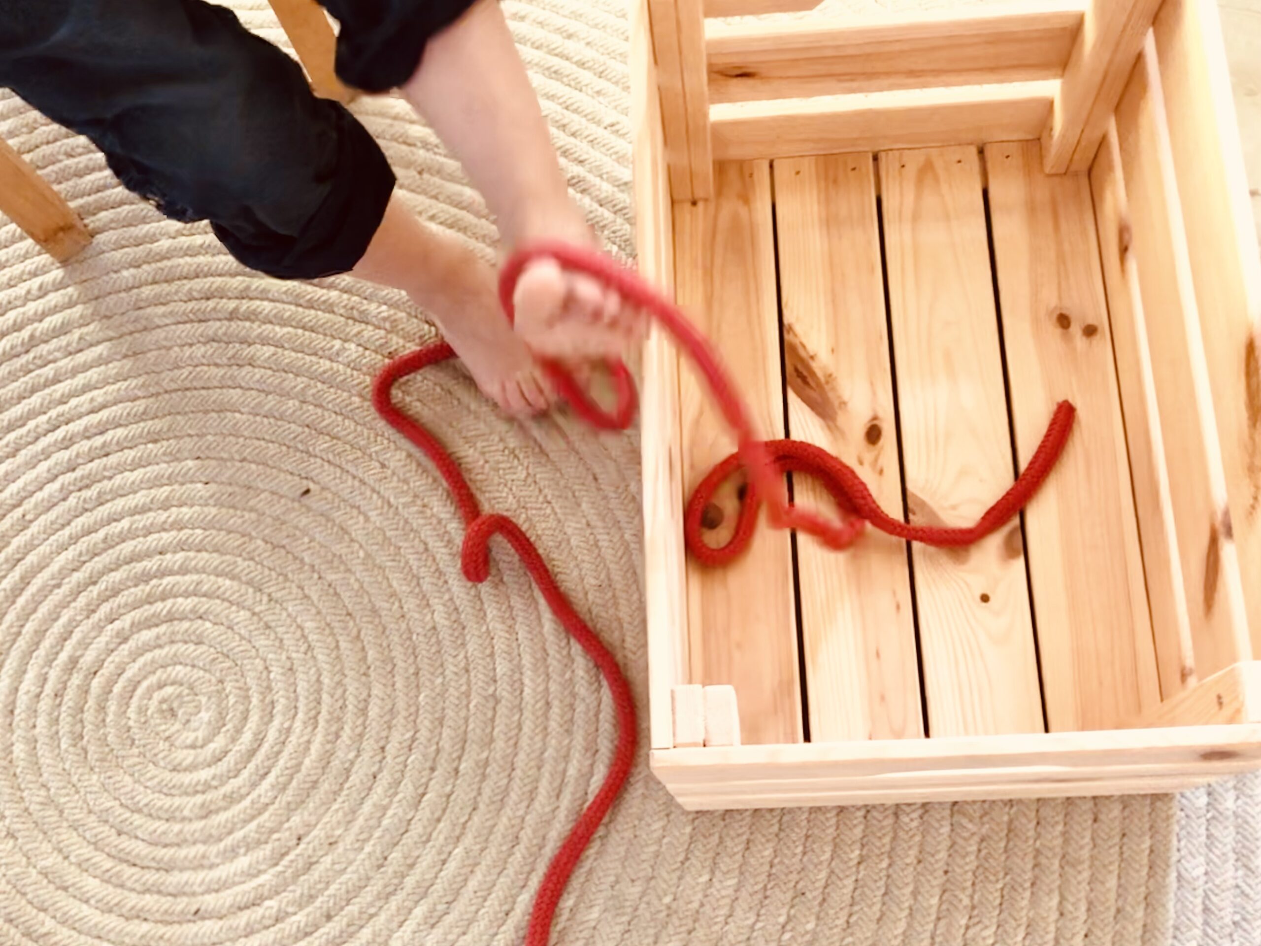Bild zum Schritt 11 für das Bastel- und DIY-Abenteuer für Kinder: 'Legt ein Seil vor euch und versucht jetzt dieses Seil...'