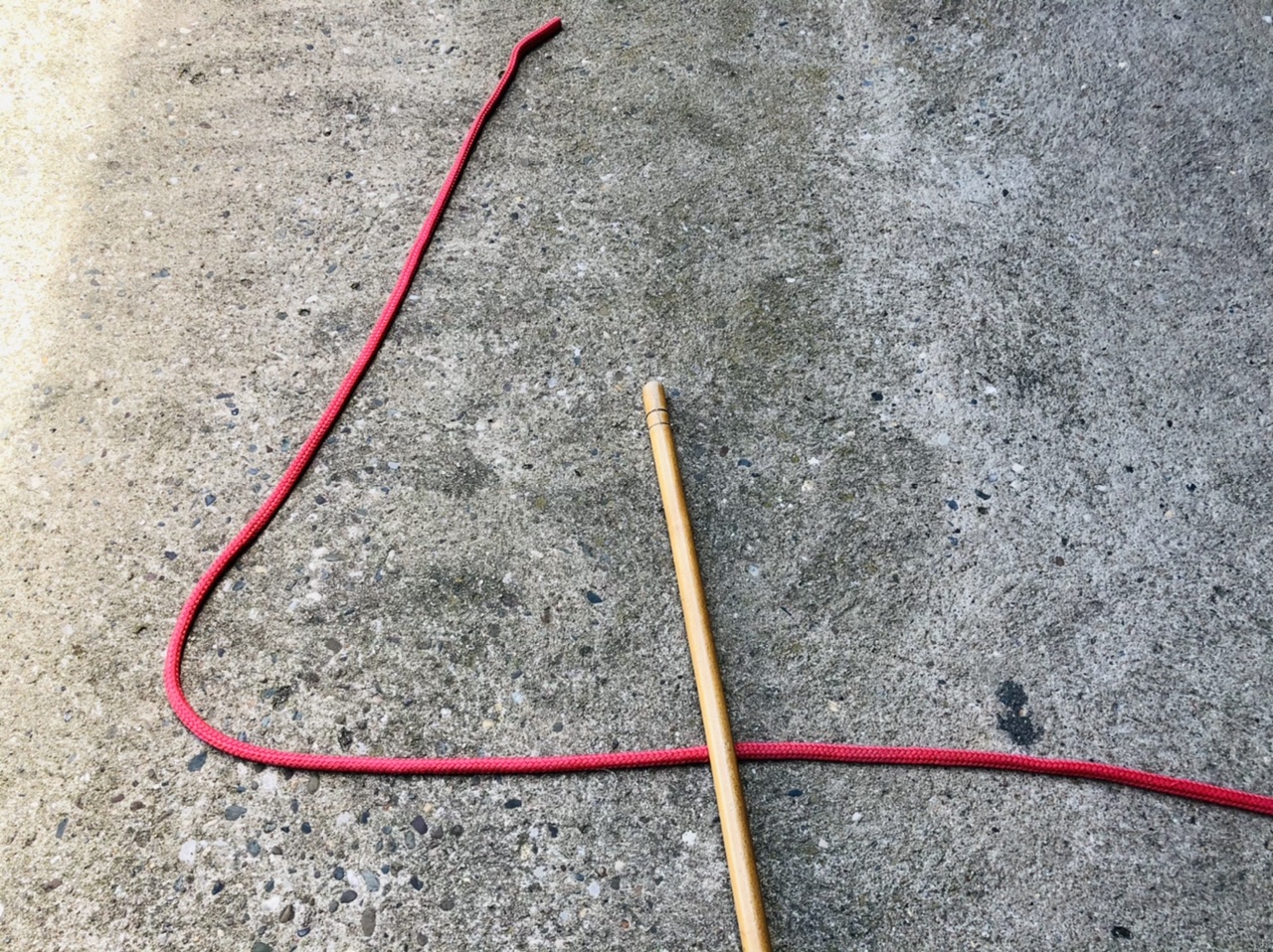 Bild zum Schritt 8 für das Bastel- und DIY-Abenteuer für Kinder: 'Alternativ verwendet ein zweites Seil oder einen Besenstiel.'