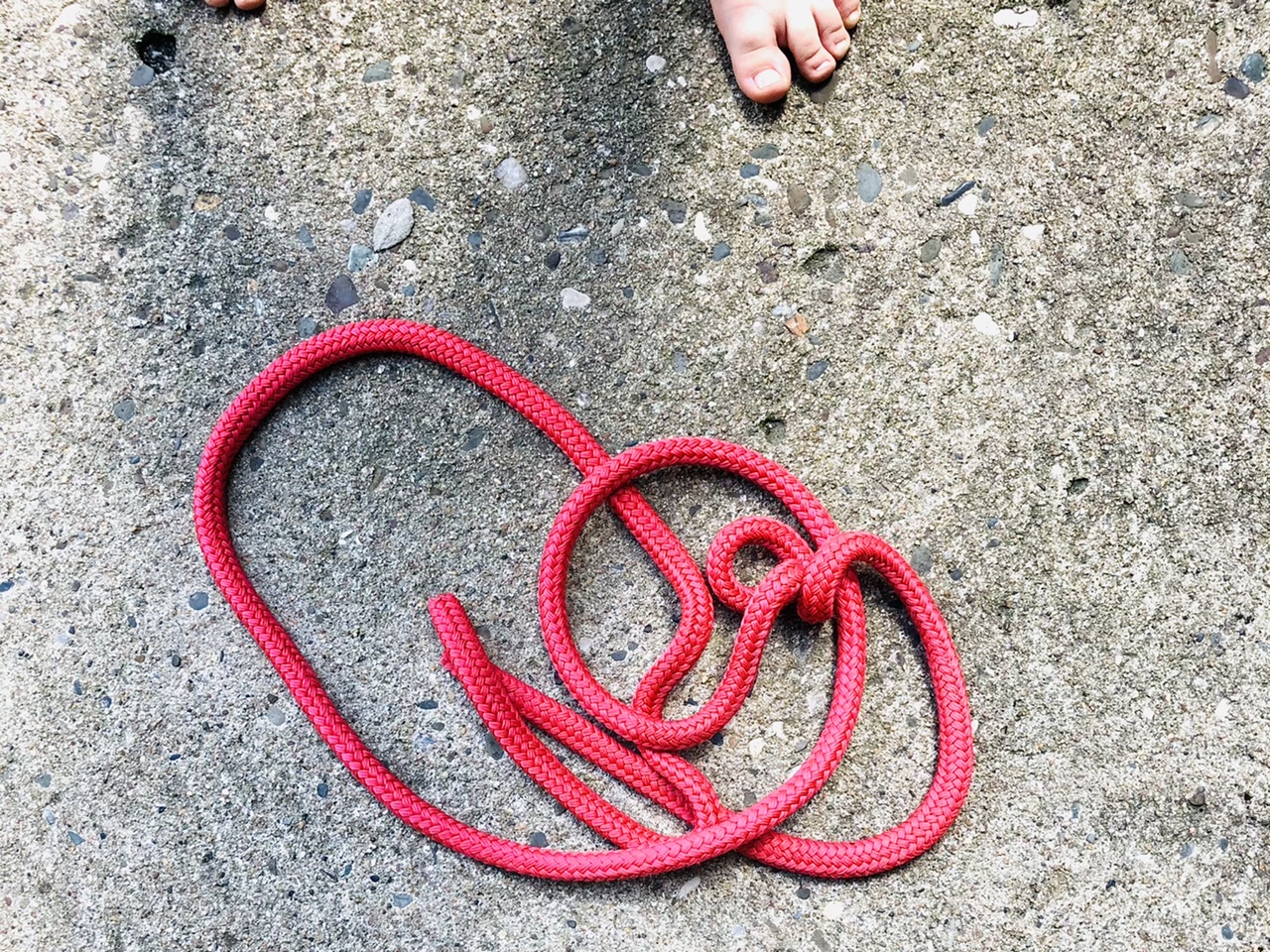 Bild zum Schritt 1 für das Bastel- und DIY-Abenteuer für Kinder: 'Legt zuerst ein Seil aus und zieht eure Schuhe und...'
