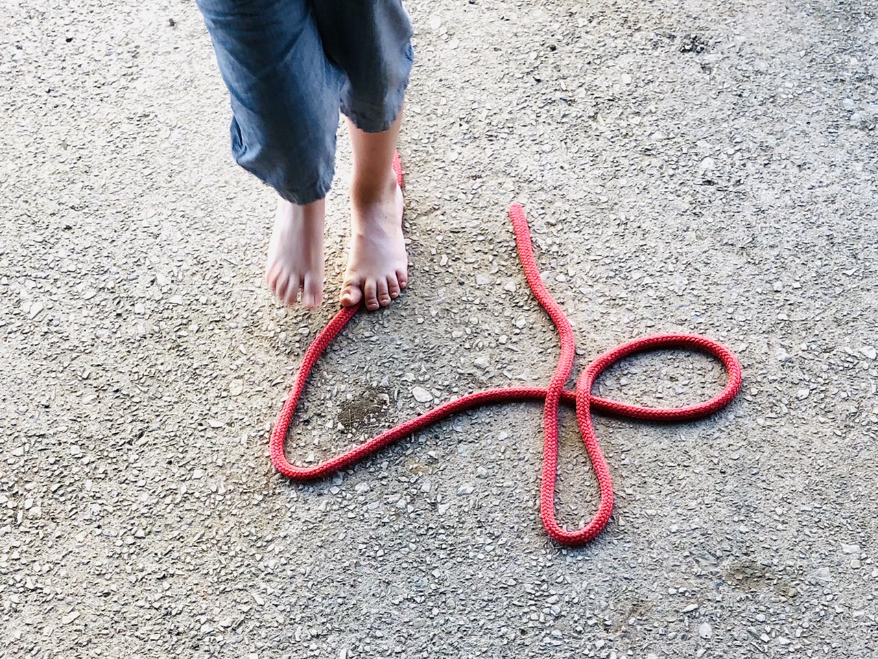 Bild zum Schritt 7 für das Bastel- und DIY-Abenteuer für Kinder: 'Die 4 ist schwierig mit einem Seil zu legen. Helft...'