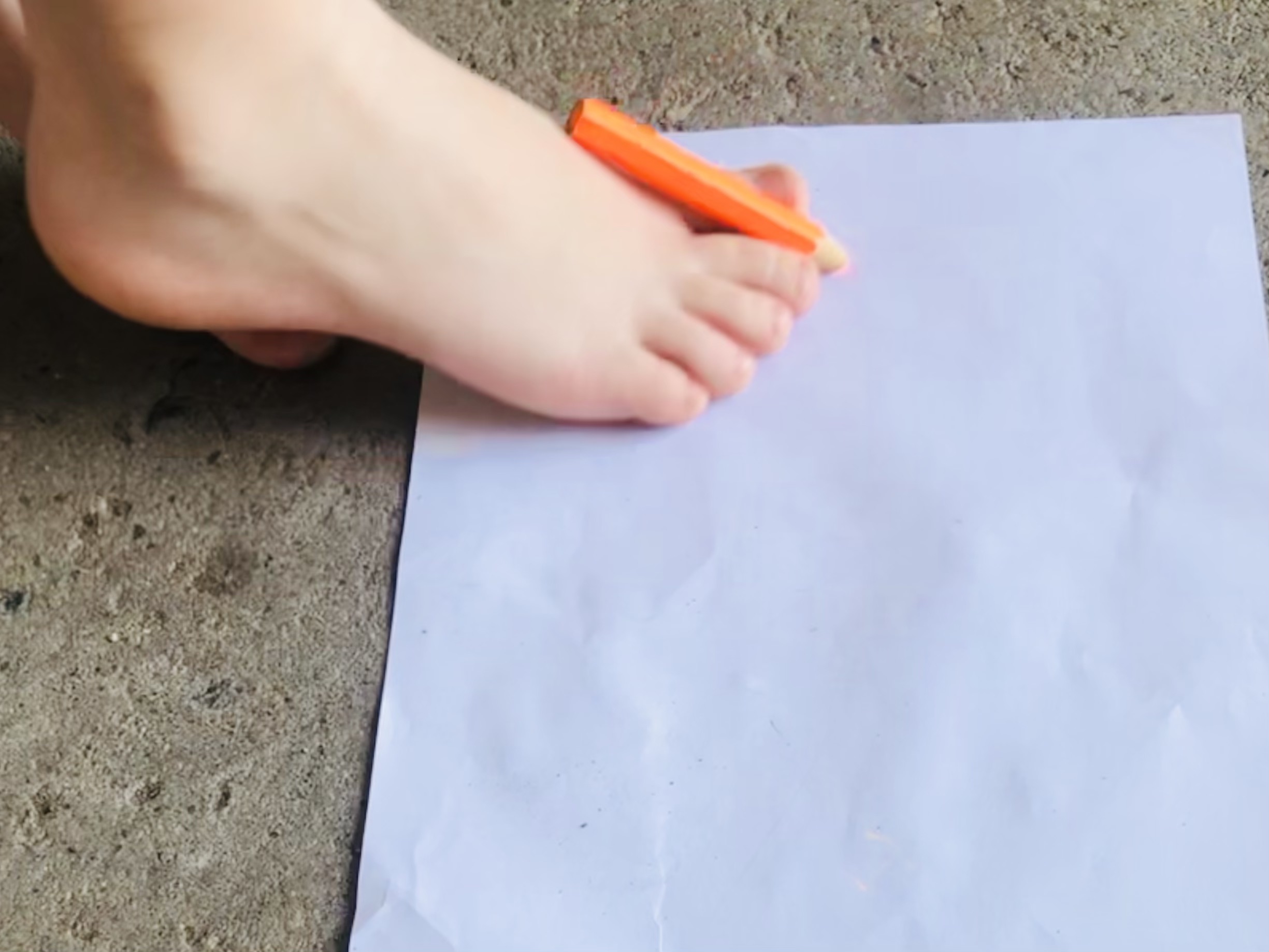 Bild zum Schritt 4 für das Bastel- und DIY-Abenteuer für Kinder: 'Nun versucht ihr zu malen. Das geht gar nicht so...'
