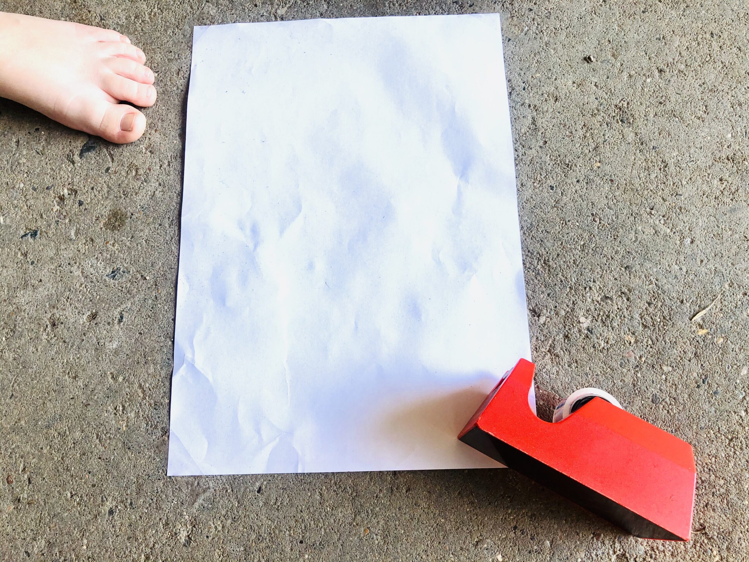 Bild zum Schritt 2 für das Bastel- und DIY-Abenteuer für Kinder: 'Dann klebt ihr das Papier mit einem Stück Klebefilm an...'