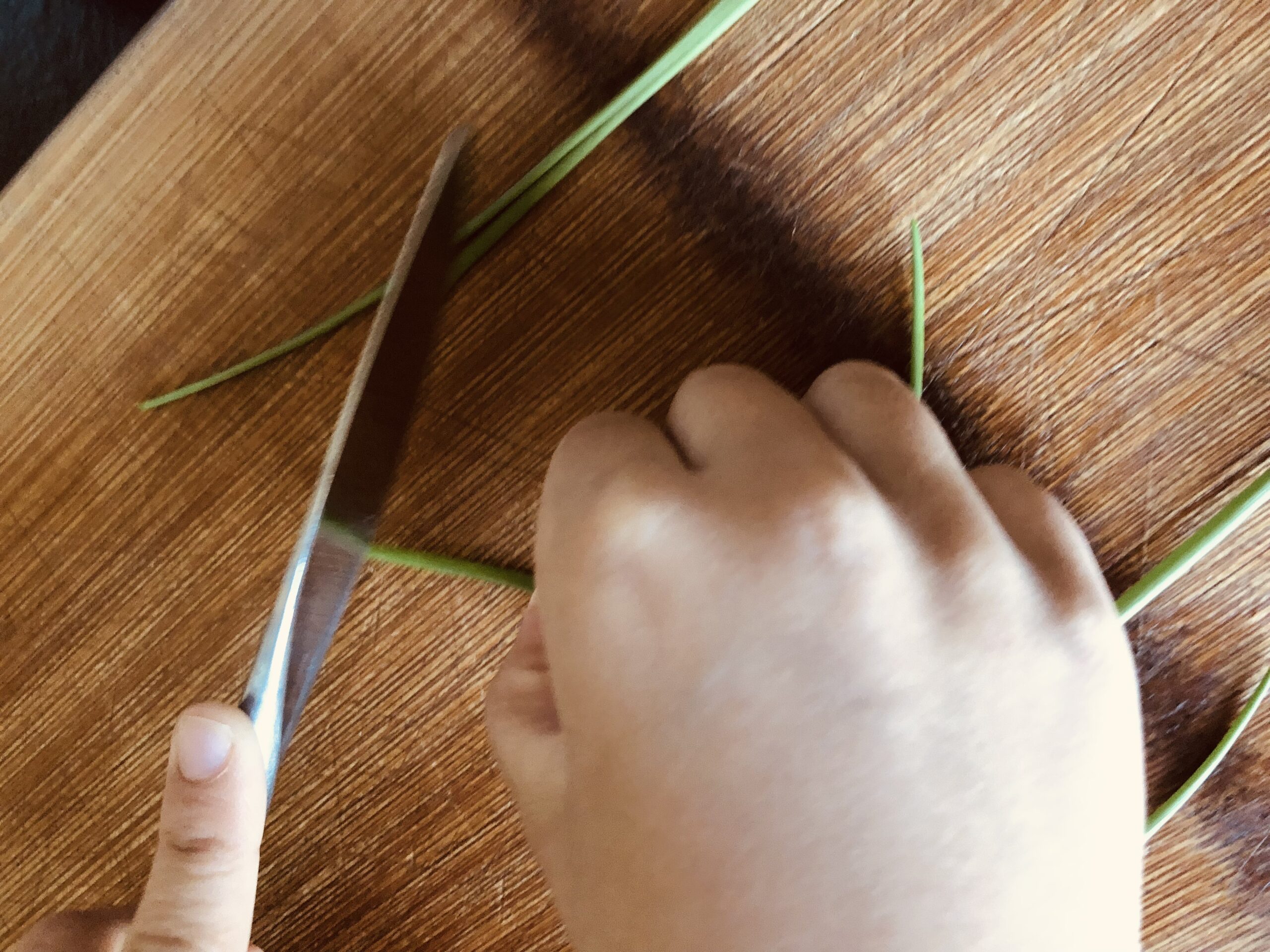 Bild zum Schritt 6 für das Bastel- und DIY-Abenteuer für Kinder: 'Anschließend schneidet ihr den Schnittlauch klein. Dabei schneidet ihr 6...'