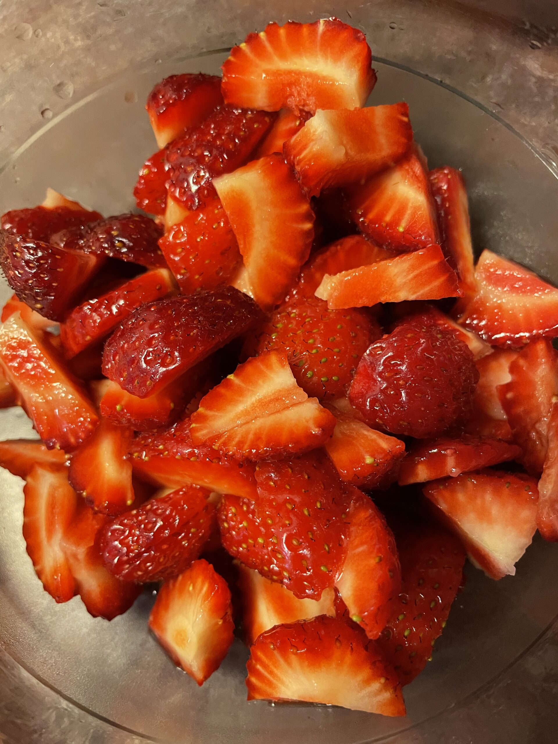 Bild zum Schritt 2 für das Bastel- und DIY-Abenteuer für Kinder: 'Erdbeeren müssen nicht mit Zucker gesüßt werden. Lasst die Kinder...'