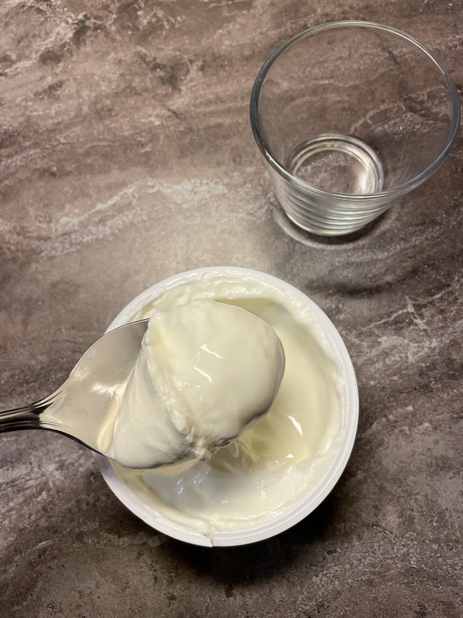 2. Bild zum Schritt 4 für das Bastel- und DIY-Abenteuer für Kinder: 'Jetzt füllt ihr zwei bis drei Esslöffel cremigen Naturjoghurt in...'