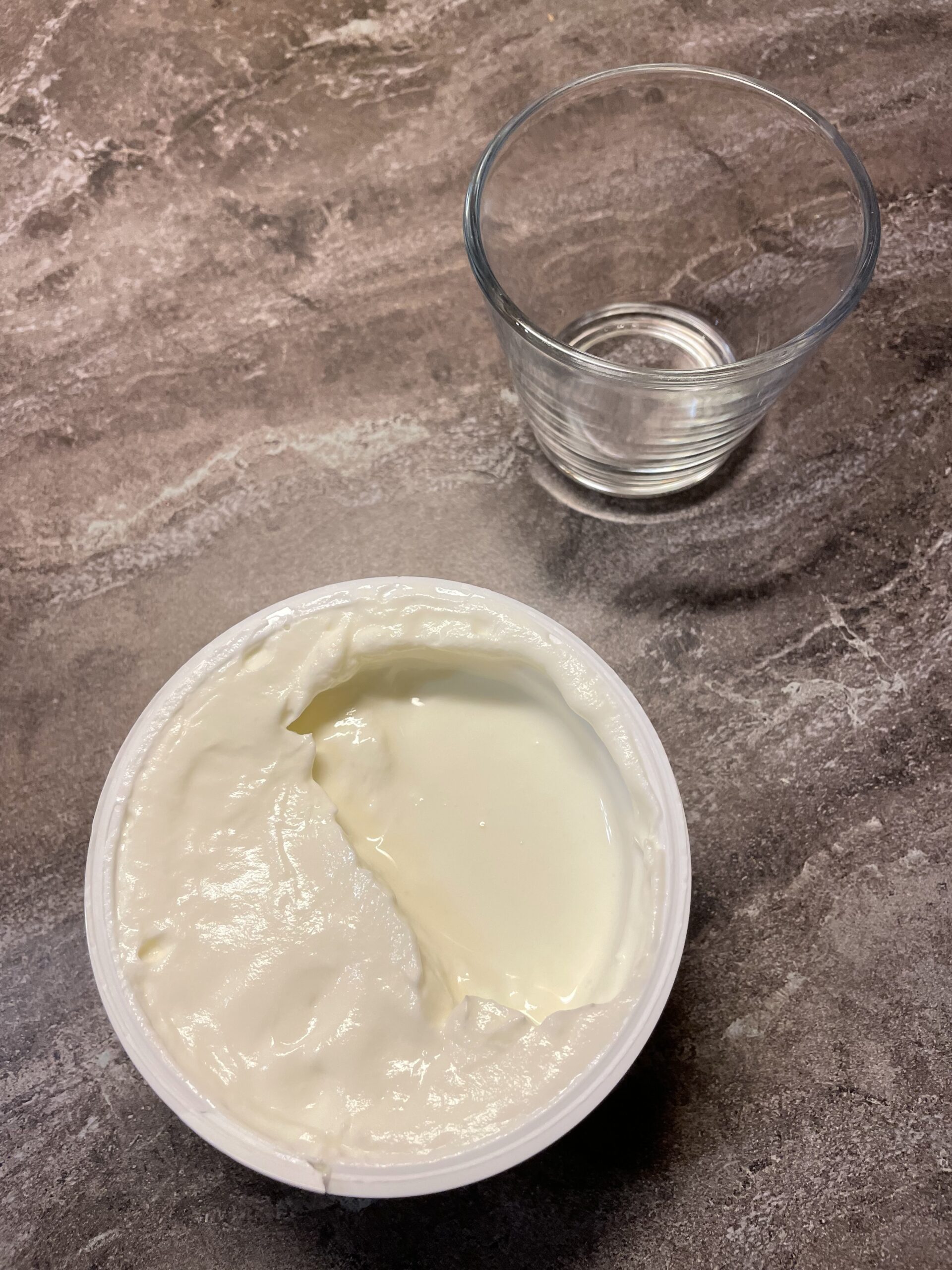 Bild zum Schritt 4 für das Bastel- und DIY-Abenteuer für Kinder: 'Jetzt füllt ihr zwei bis drei Esslöffel cremigen Naturjoghurt in...'