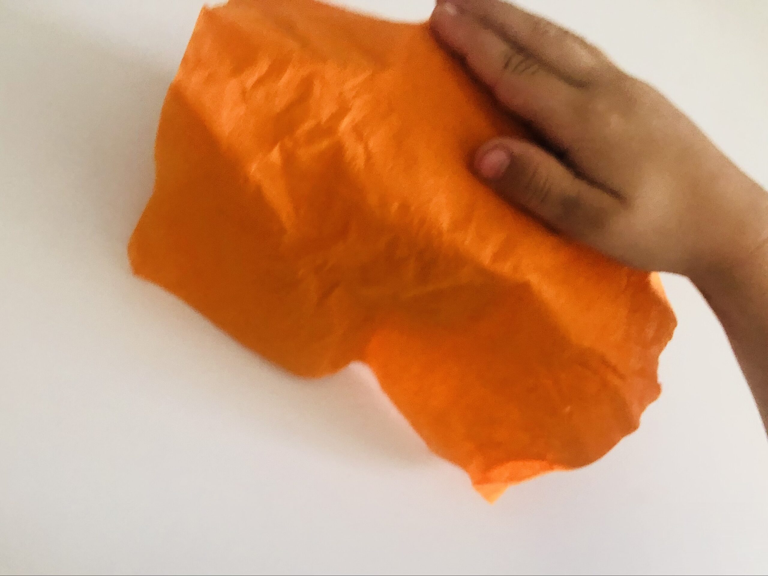 Bild zum Schritt 14 für das Bastel- und DIY-Abenteuer für Kinder: 'Breitet dafür eine Serviette über den Deckel aus.'
