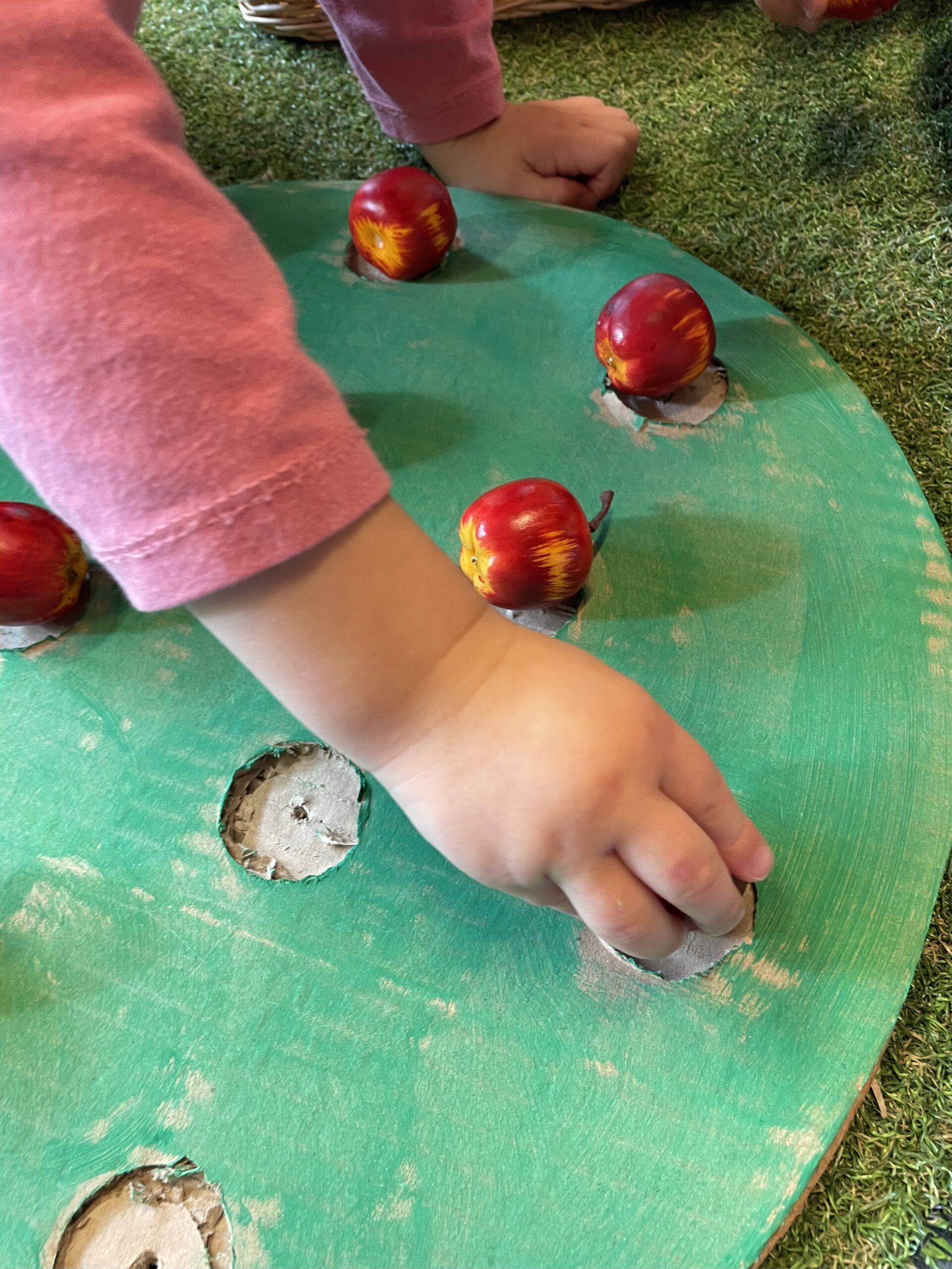 Bild zum Schritt 9 für das Bastel- und DIY-Abenteuer für Kinder: 'Legt die Äpfel beliebig  auf und erntet sie anschließend...'