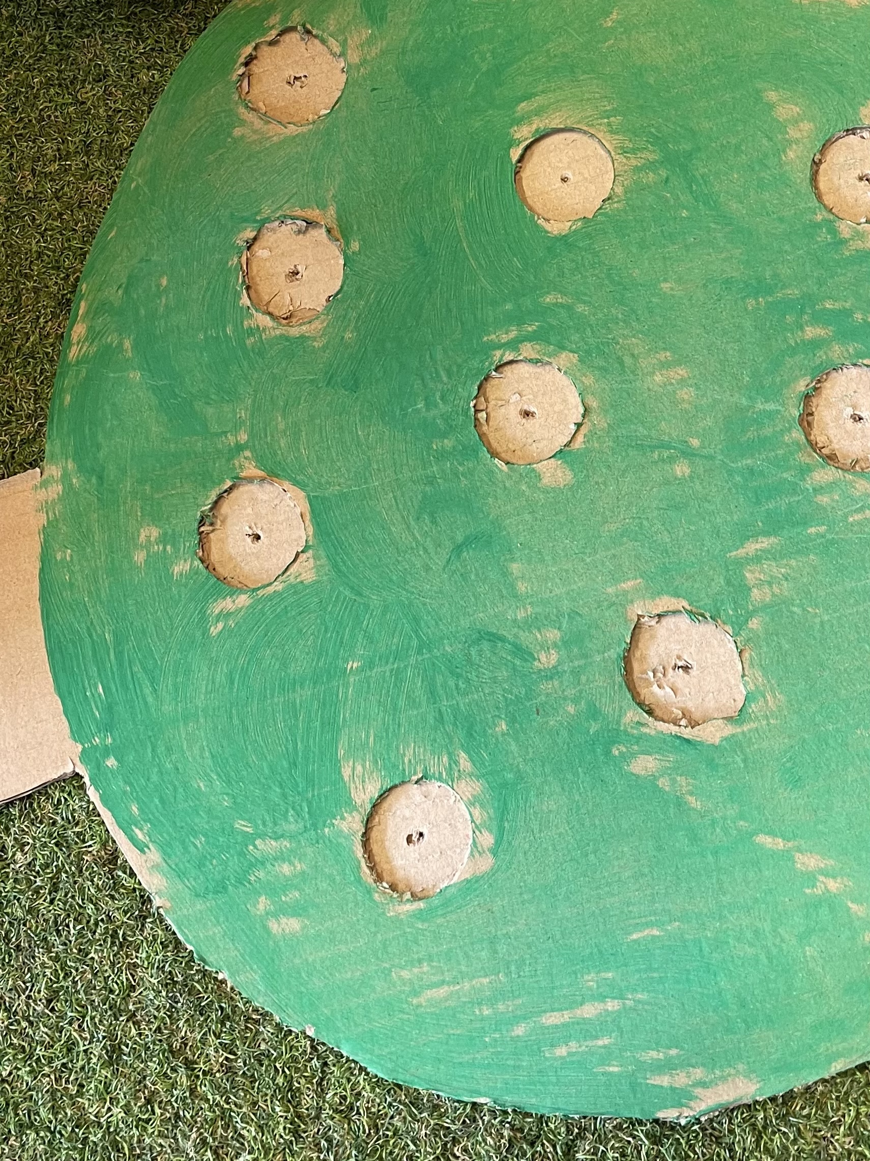Bild zum Schritt 6 für das Bastel- und DIY-Abenteuer für Kinder: 'Nun malt ihr die Baumkrone mit grüner Wasserfarbe an. Den...'