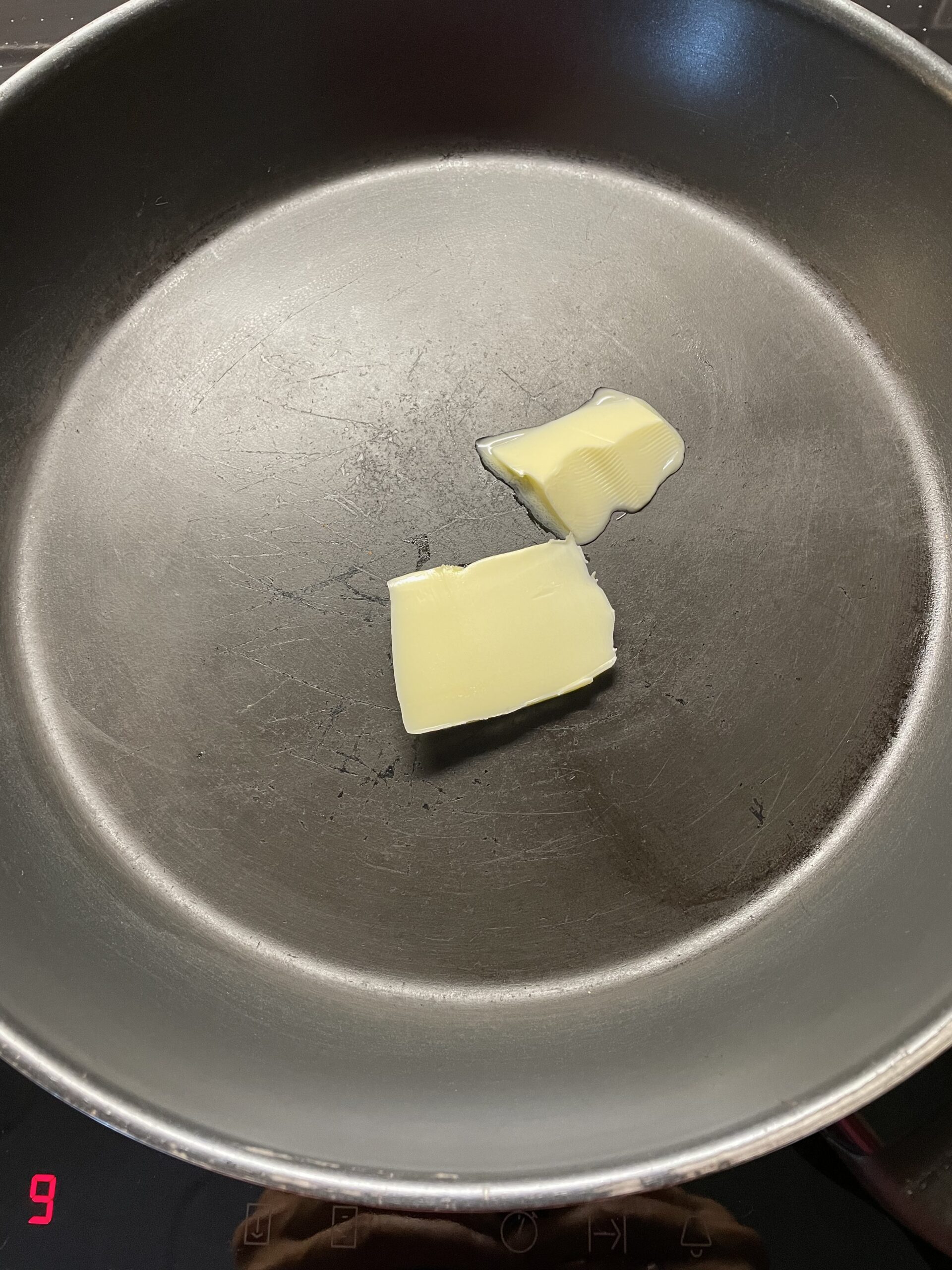 Bild zum Schritt 8 für das Bastel- und DIY-Abenteuer für Kinder: 'Jetzt gebt ihr ein Stück Butter in eine Bratpfanne. ...'
