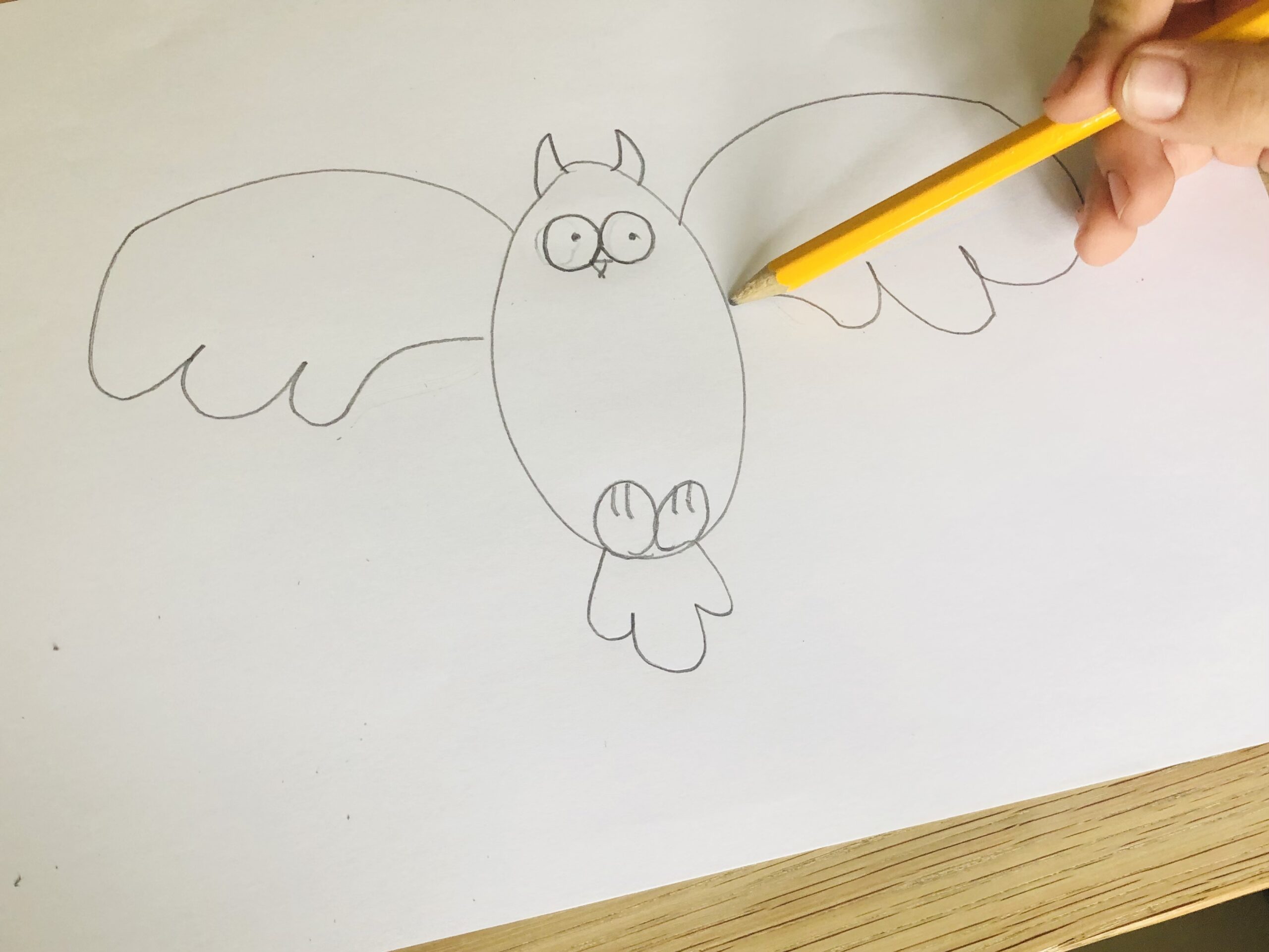 Bild zum Schritt 8 für das Bastel- und DIY-Abenteuer für Kinder: 'Jetzt malt ihr die Flügel fertig. Dafür malt ihr jeweils...'