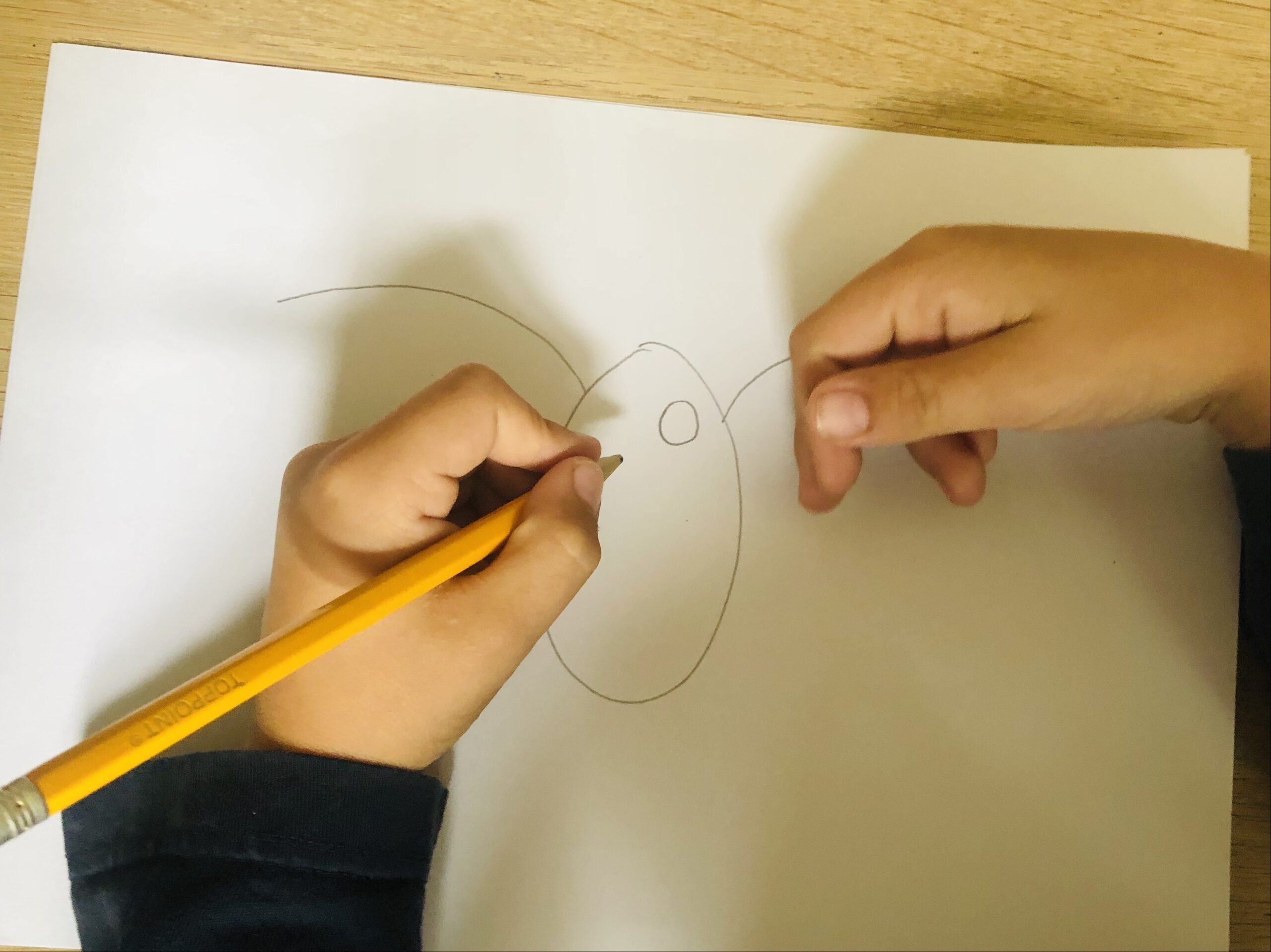 Bild zum Schritt 4 für das Bastel- und DIY-Abenteuer für Kinder: 'Jetzt malt ihr zwei kleine Kreise in den Körper der...'