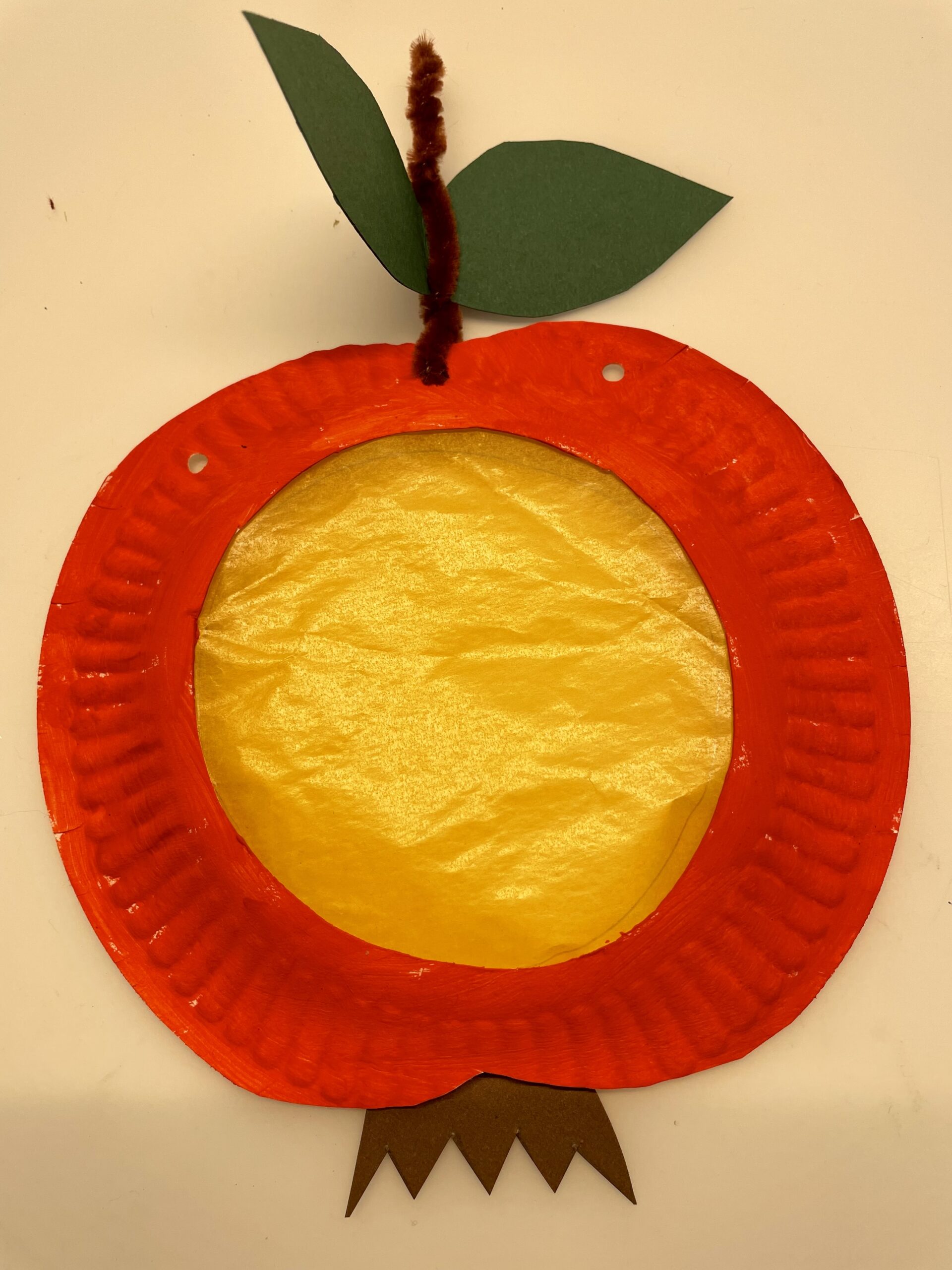 Bild zum Schritt 21 für das Bastel- und DIY-Abenteuer für Kinder: 'Fertig ist der Apfel. Jetzt locht ihr noch links und...'