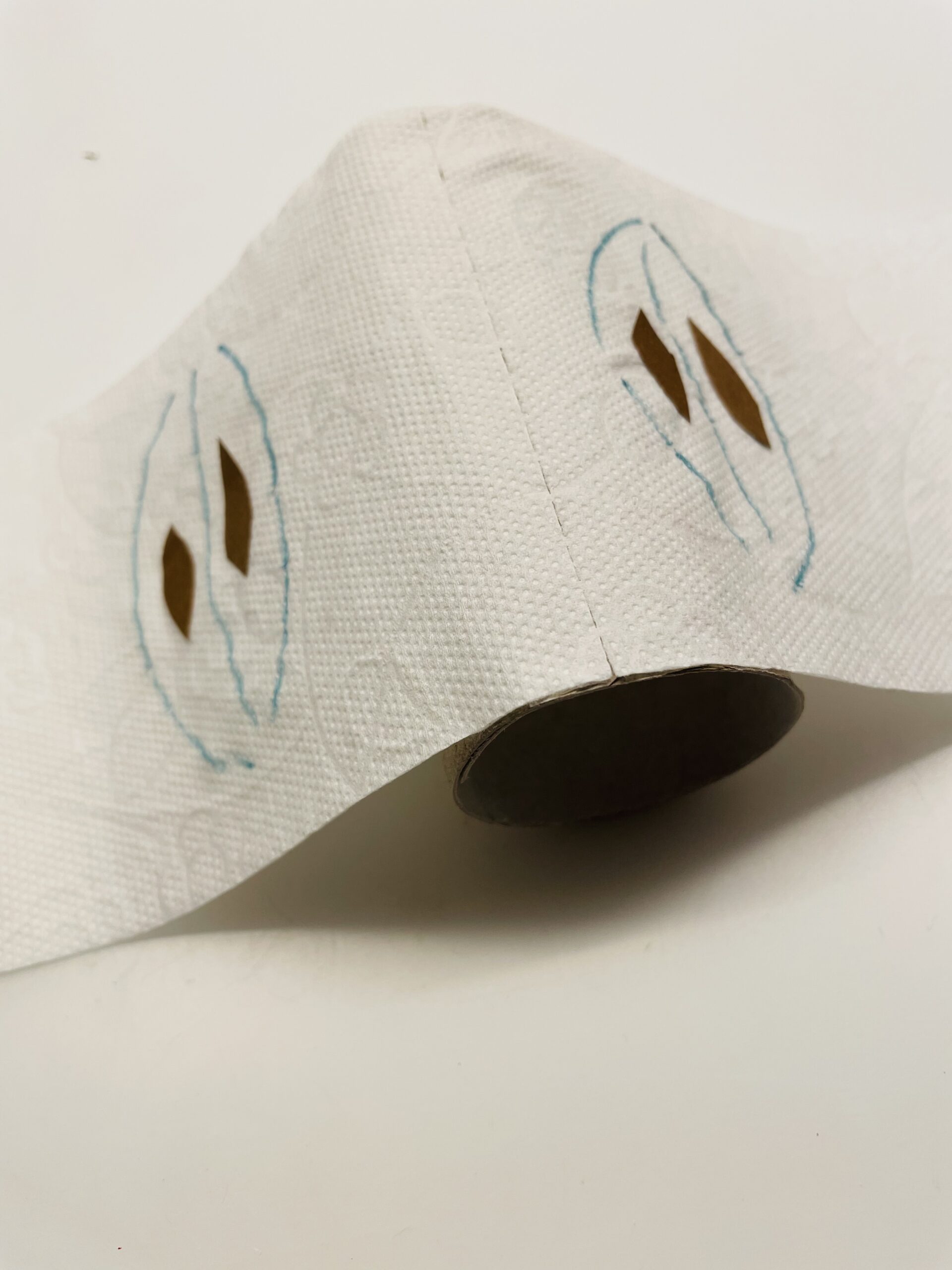 Bild zum Schritt 6 für das Bastel- und DIY-Abenteuer für Kinder: 'Legt das Toilettenpapier über die Papprolle und drückt das Papier...'