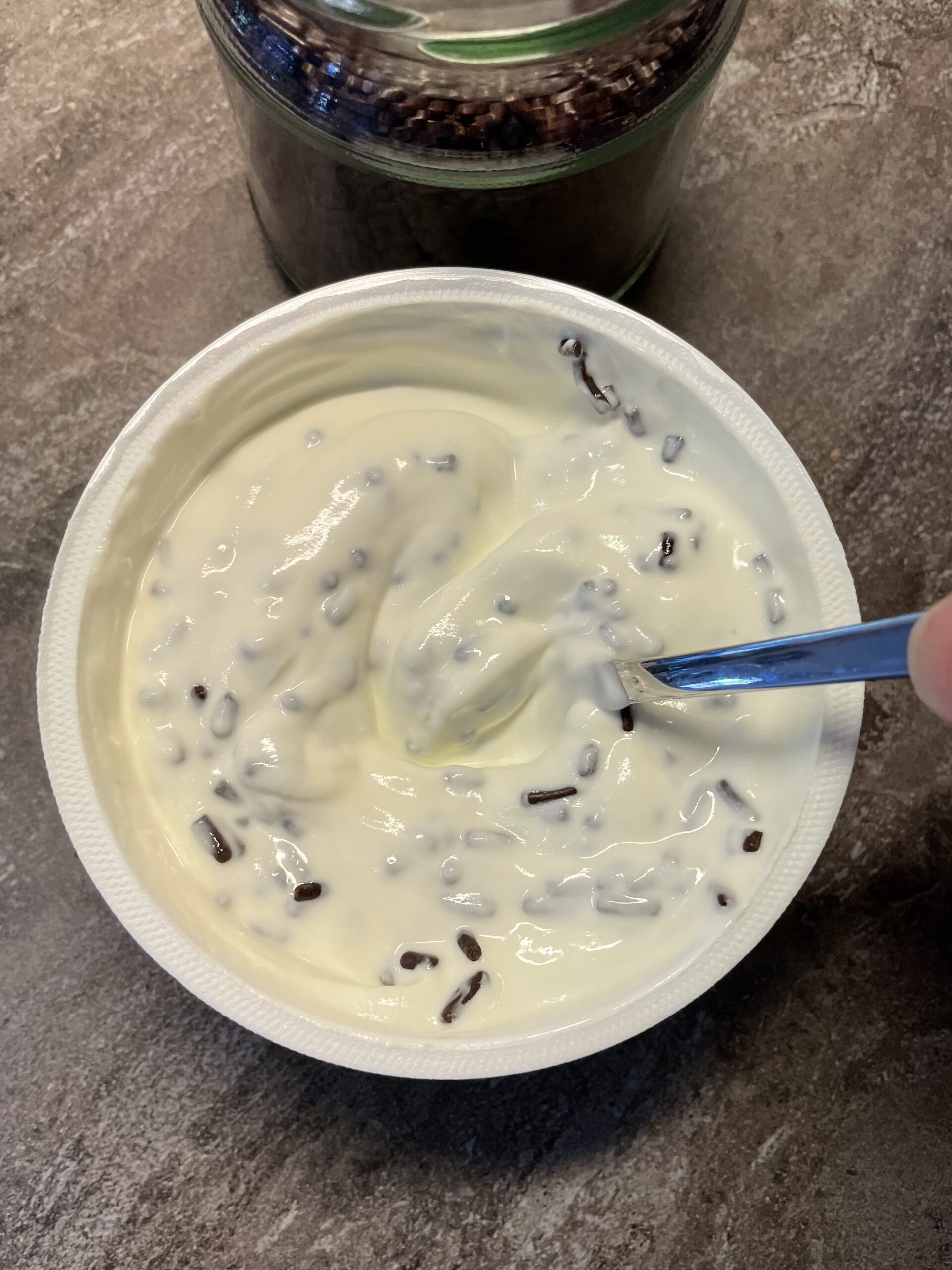 Bild zum Schritt 15 für das Bastel- und DIY-Abenteuer für Kinder: 'Achtet darauf, dass der Joghurt nicht herausspritzt.'