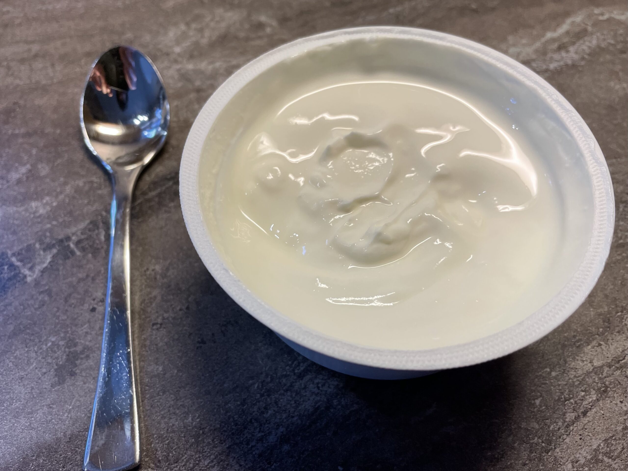 Bild zum Schritt 7 für das Bastel- und DIY-Abenteuer für Kinder: 'Ebenso brauchen wir einen cremigen Naturjoghurt.'
