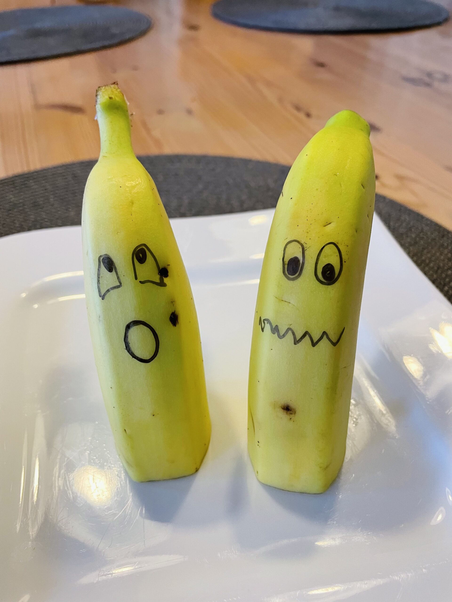 Bild zum Schritt 19 für das Bastel- und DIY-Abenteuer für Kinder: 'Fertig sind die Bananen-Gespenster bzw. die Bananen-Geister.'